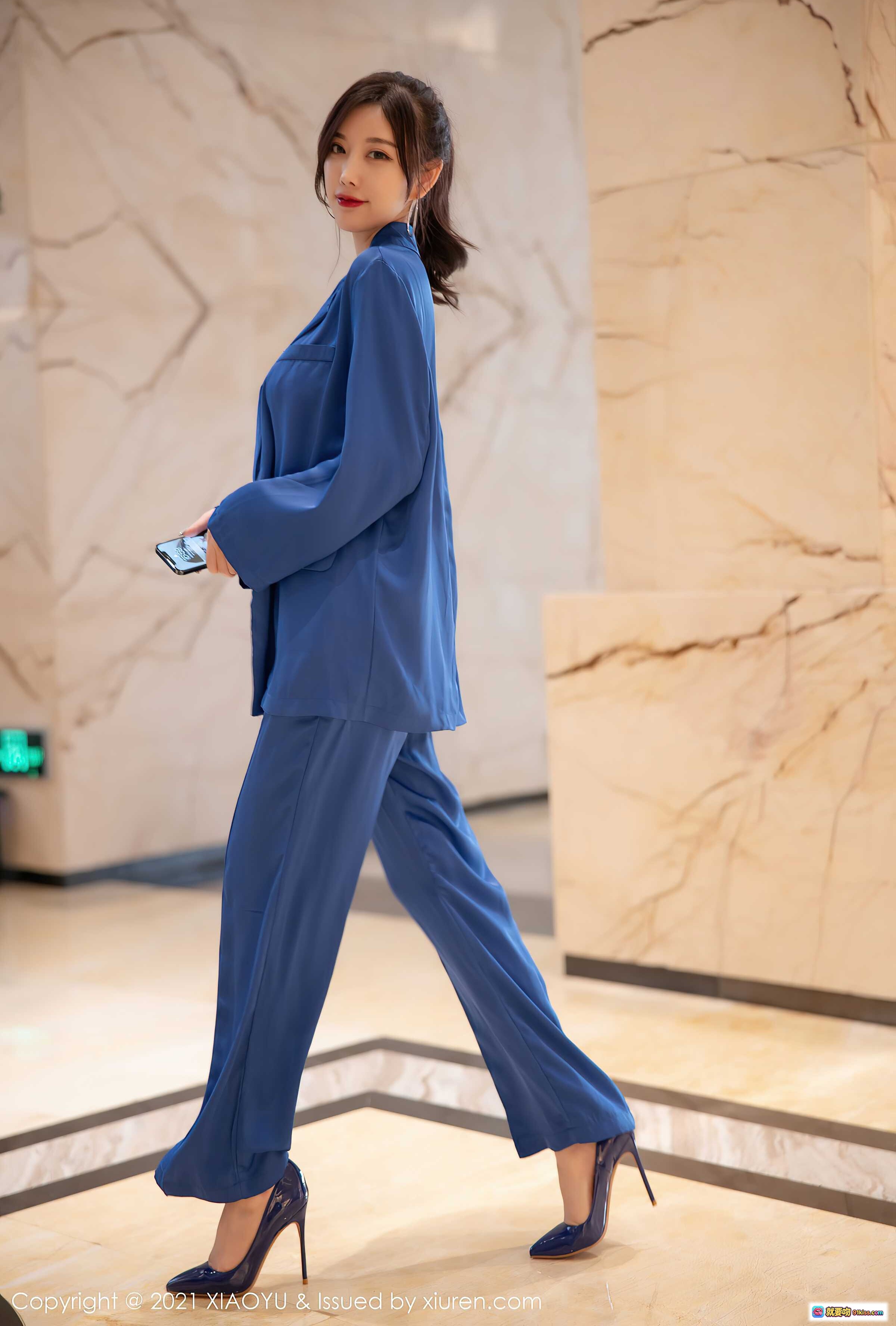 图片[2] - 杨晨晨sugar蓝色职业套装高跟鞋优雅行走写真 | XIAOYU语画界2021.02.05 VOL.467 - 就要吻