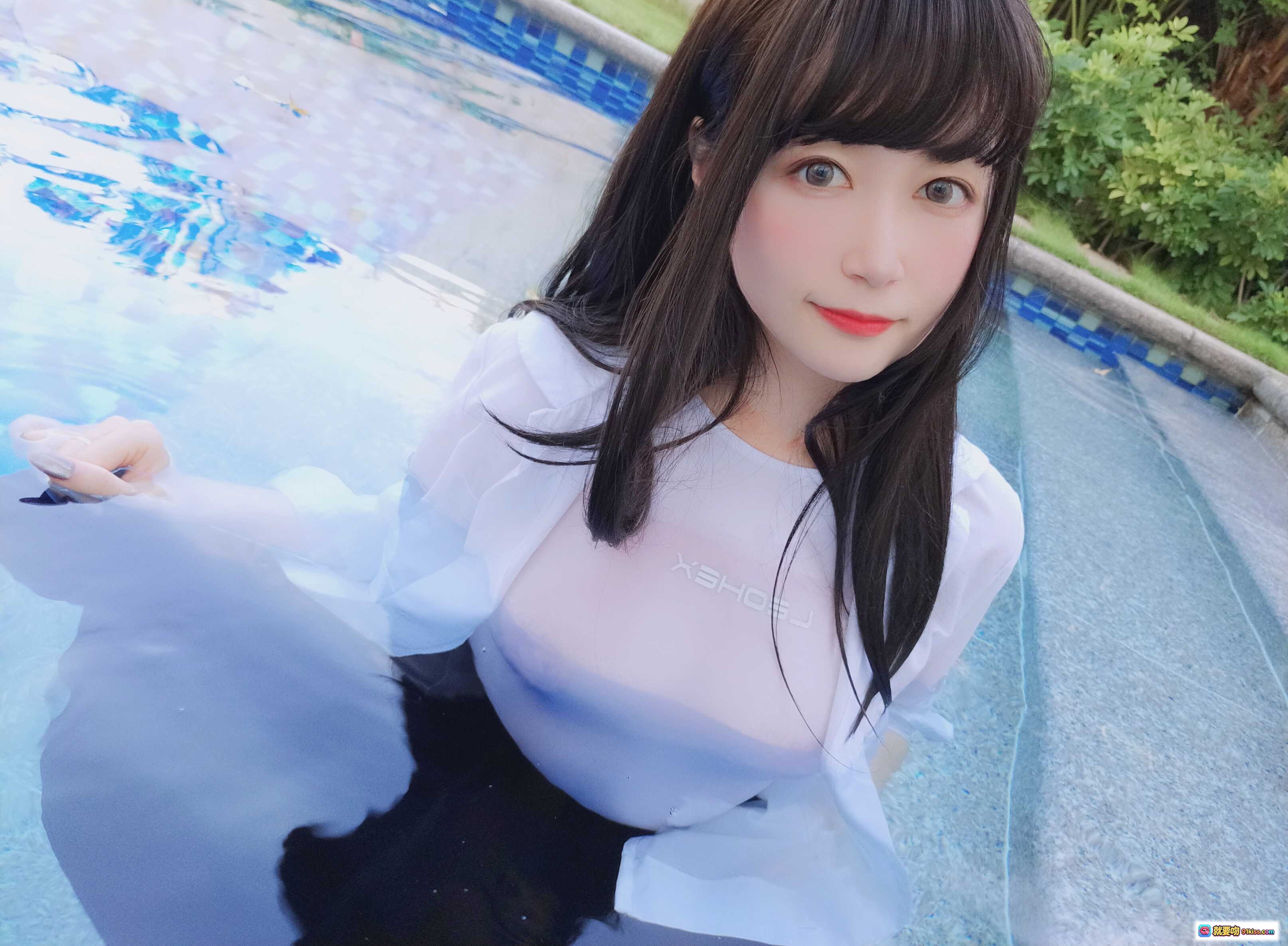 图片[8] - 白银81 NO.042 游泳课写真 91P高清美图 白衬衫蓝裙白丝袜户外坐姿性感少女风 - 就要吻