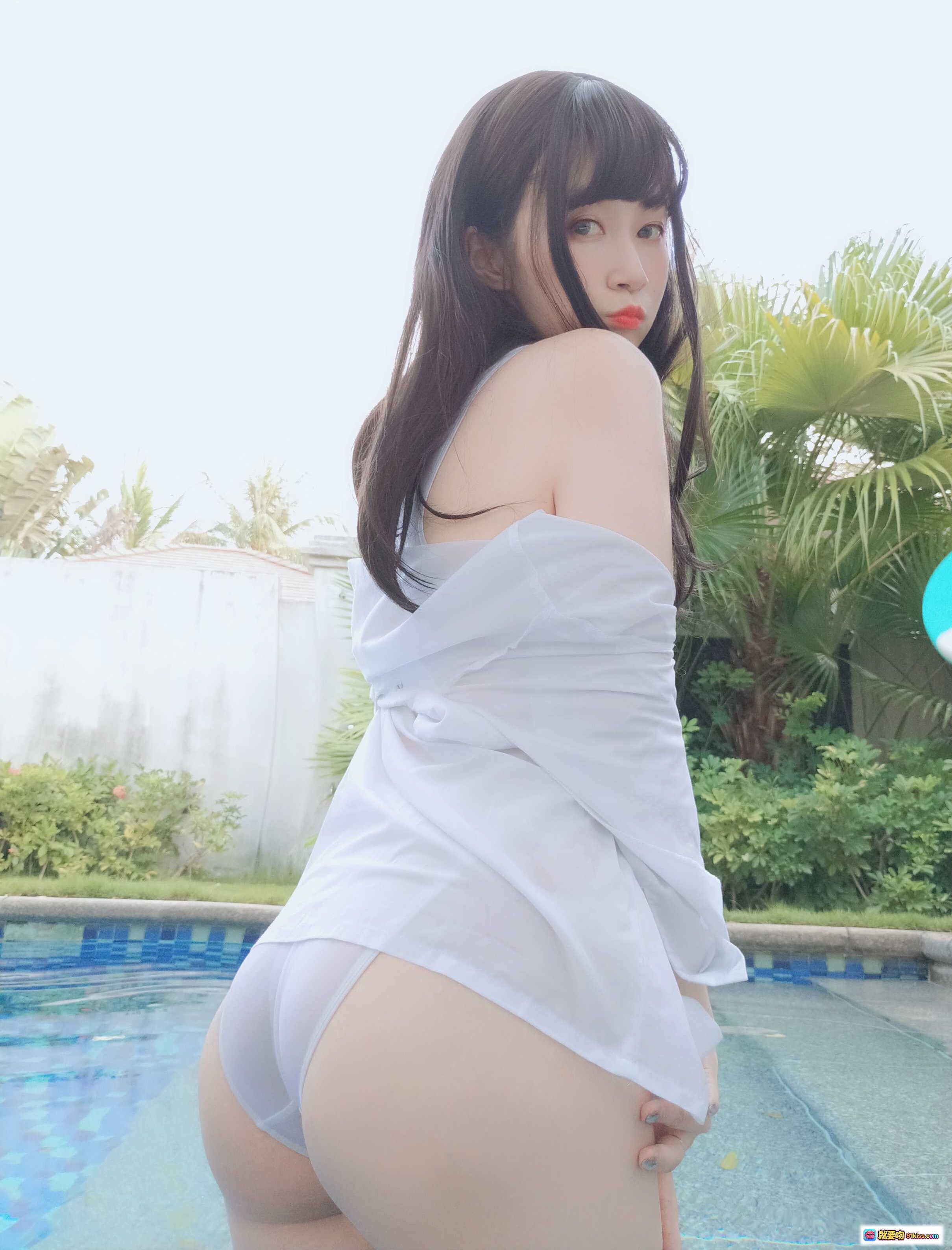 图片[2] - 白银81 NO.042 游泳课写真 91P高清美图 白衬衫蓝裙白丝袜户外坐姿性感少女风 - 就要吻