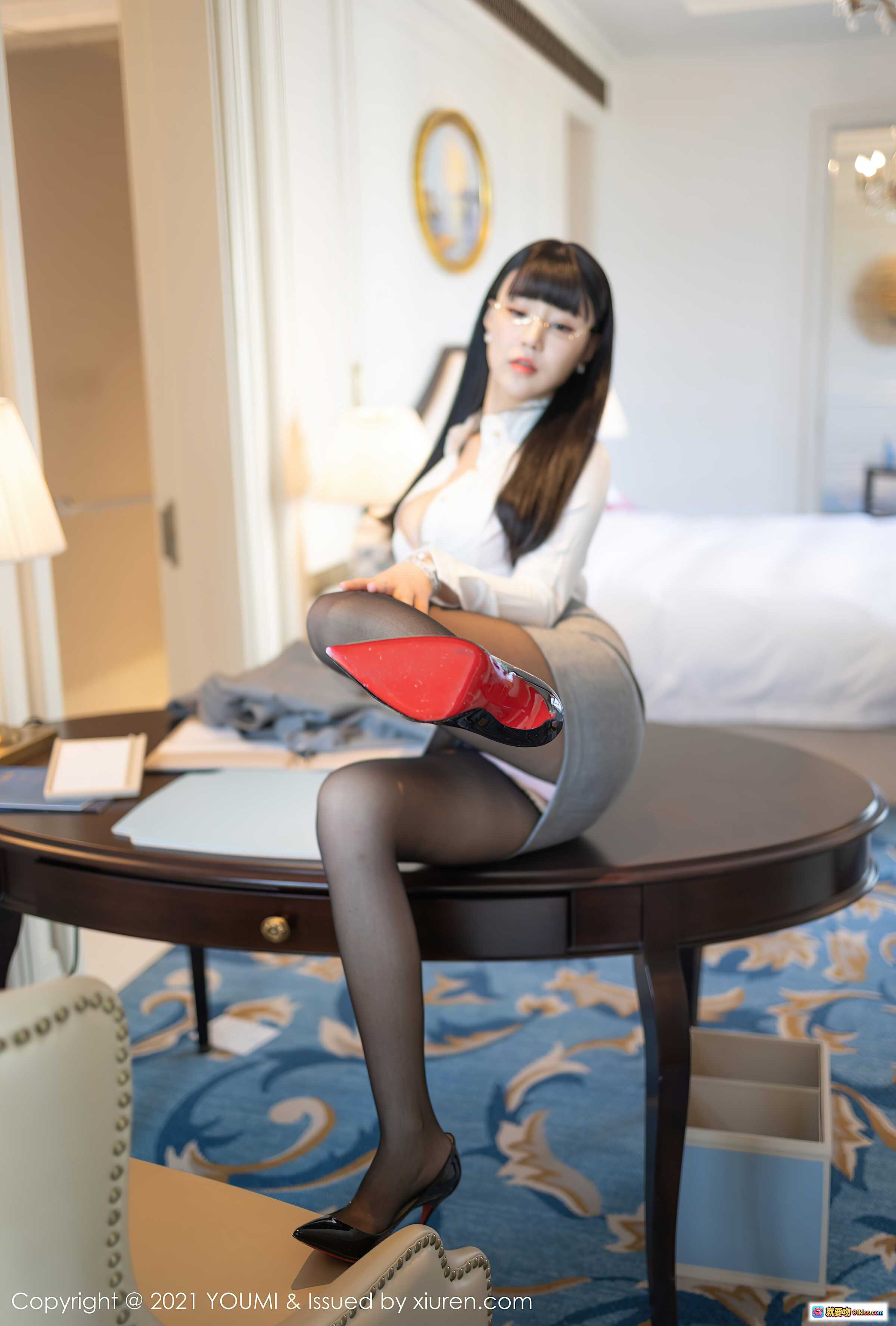 图片[3] - 朱可儿Flower性感写真 | 白衬衫深V诱惑 | 金丝眼镜御姐风 | YOUMI Vol.617高清图集 - 就要吻