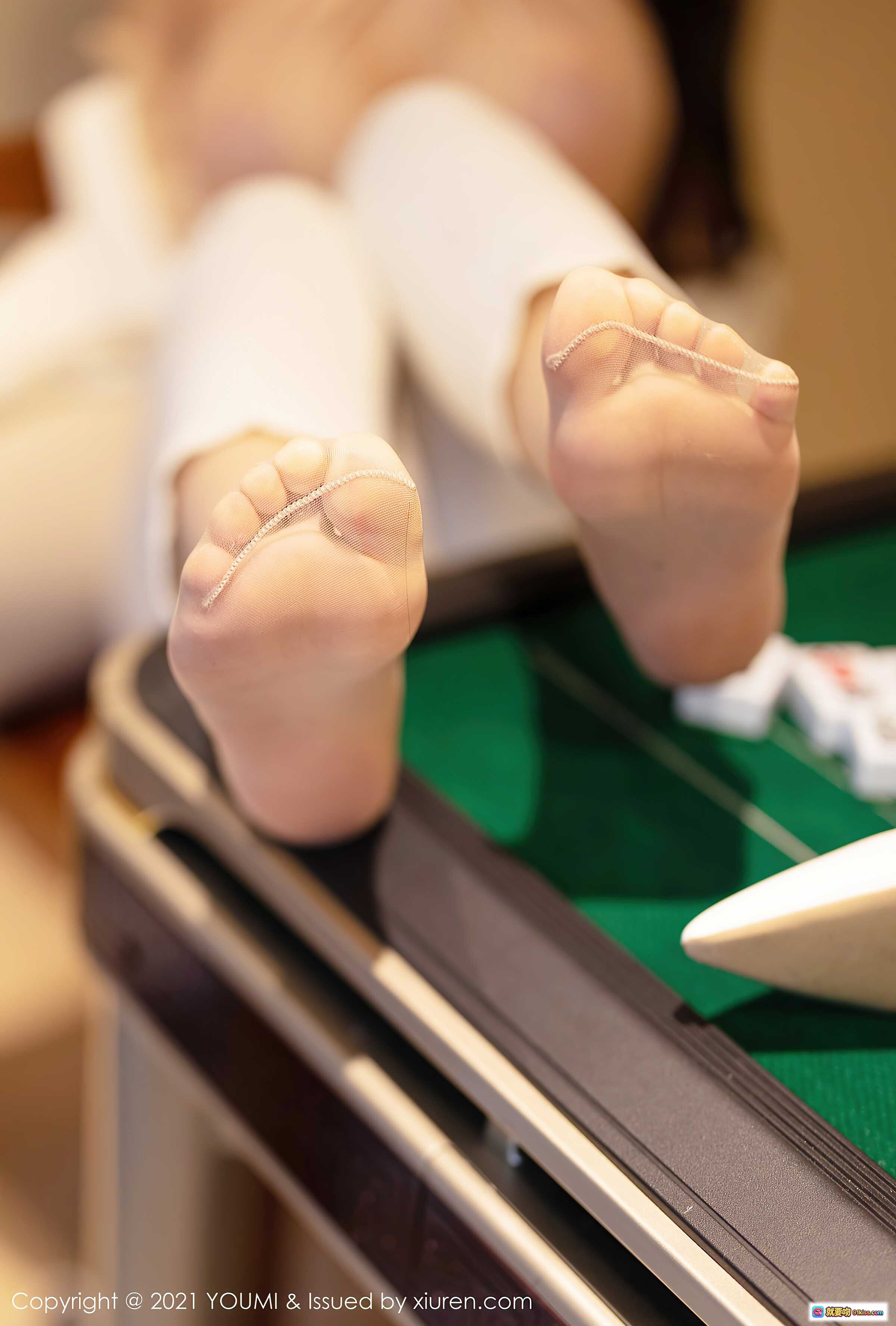图片[1] - 朱可儿Flower足部特写 白色丝袜美足 优雅姿态 绿色桌面背景 YOUMI Vol.645 2021.05.25 - 就要吻