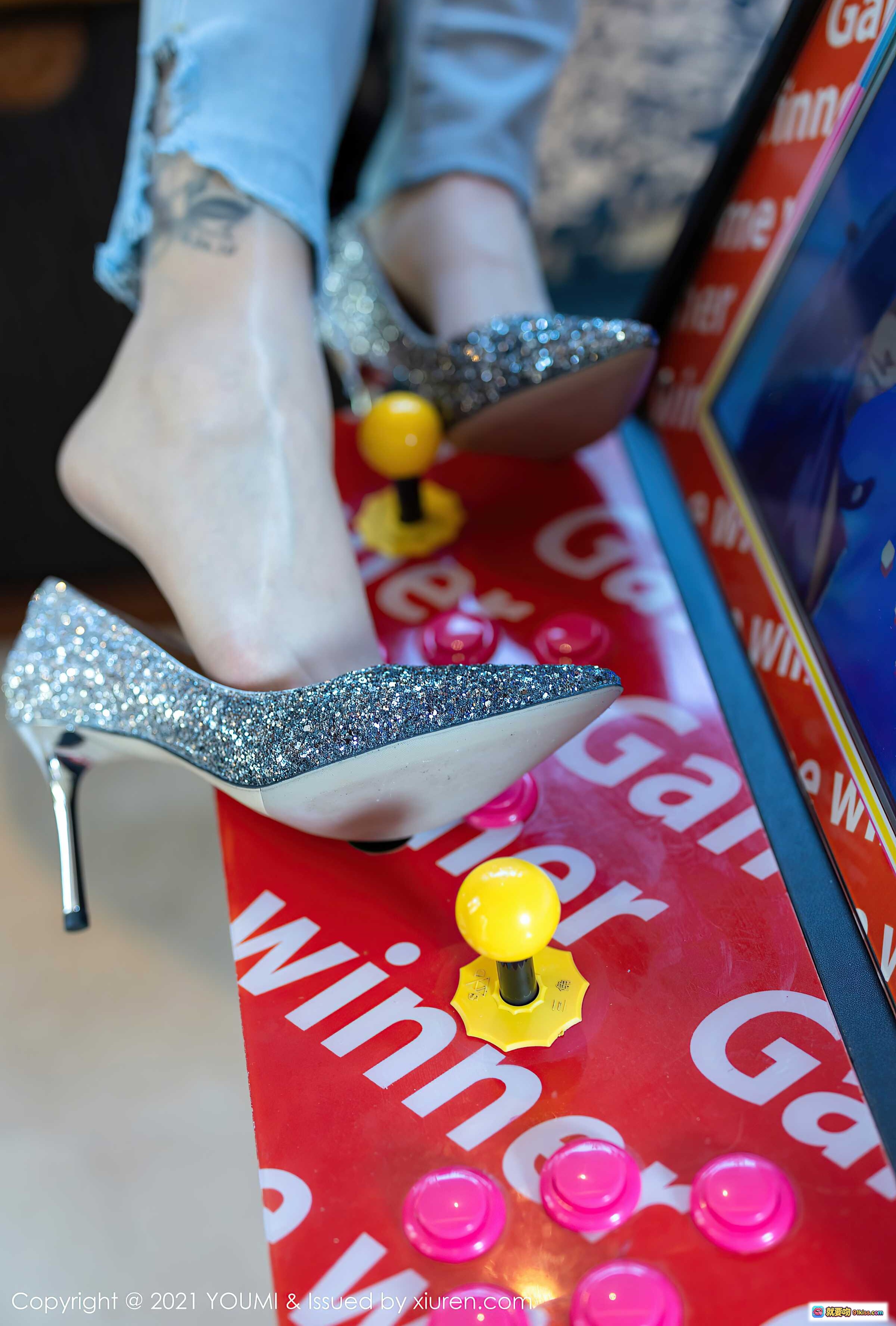 图片[10] - 王雨纯YOUMI写真2021.05.06 Vol.637 紫色紧身上衣牛仔裤侧坐性感美臀长发马尾室内自然光高清图集 - 就要吻