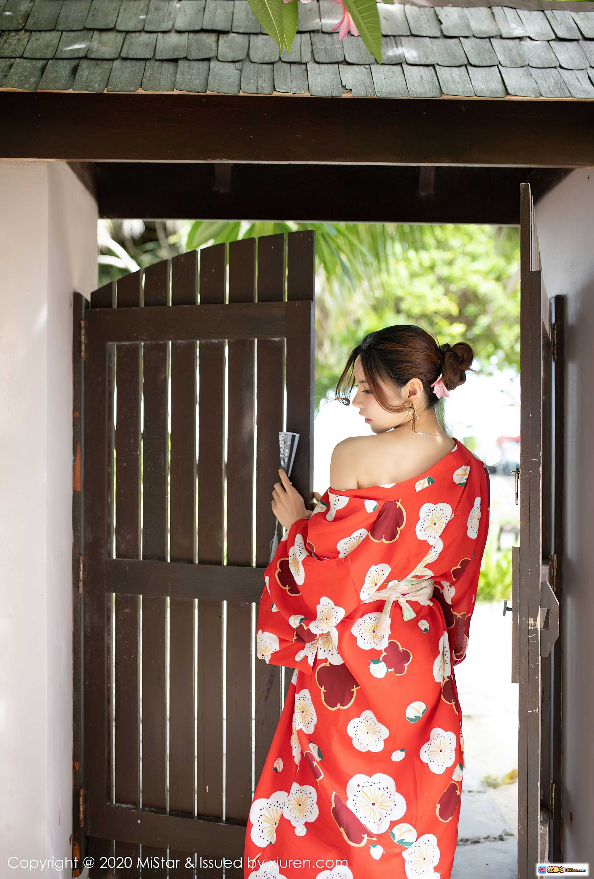 图片[1] - 沈佳熹红色和服写真 | 日式庭院木门背景 | 优雅侧颜回眸 | MiStar Vol.326 2020年12月3日高清图集 - 就要吻