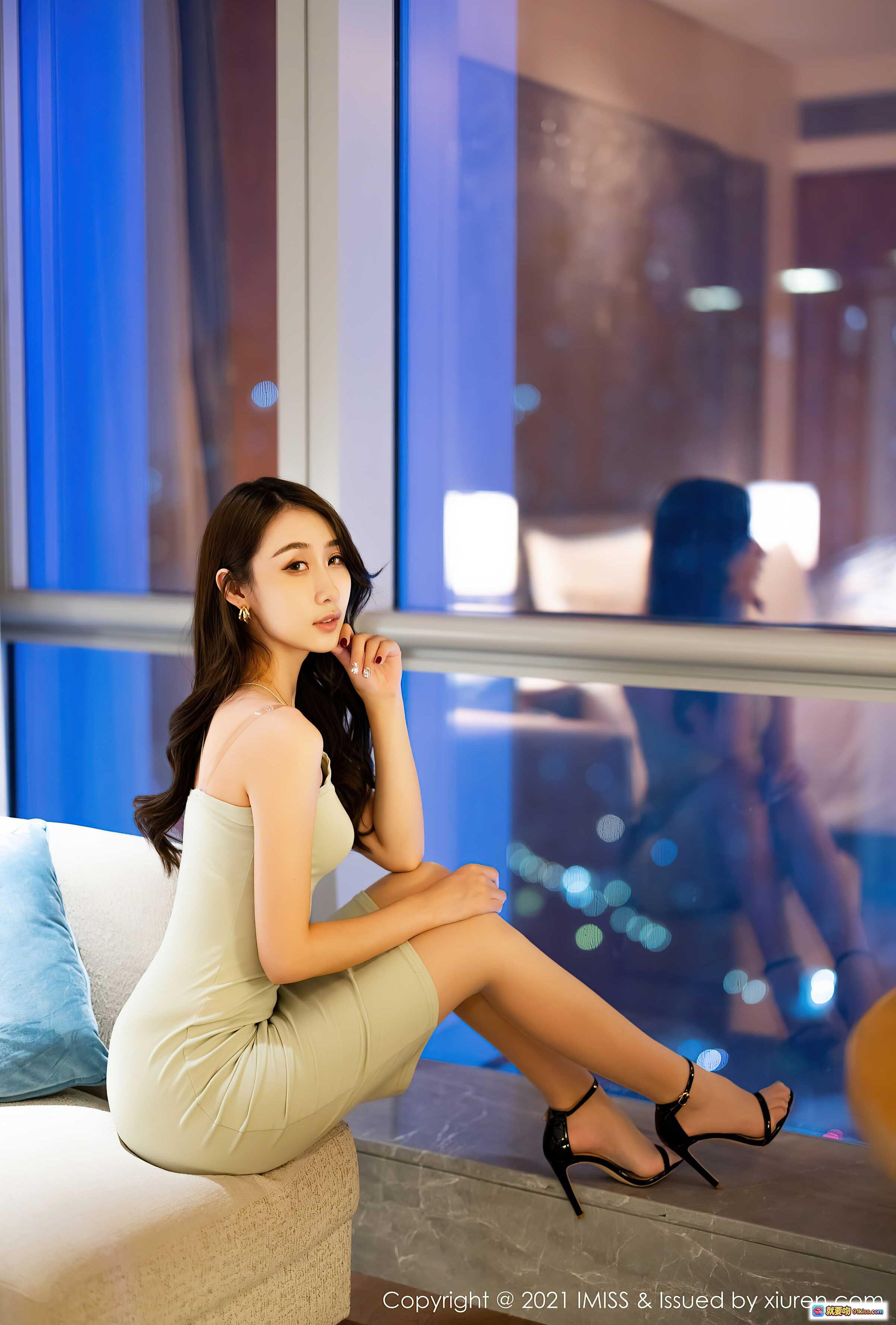 图片[7] - 萌白酱优雅写真 | 浅绿修身连衣裙 | 温柔长发侧颜杀 | 室内暖光氛围感 | IMiss 2021 Vol.561 高清美图 - 就要吻