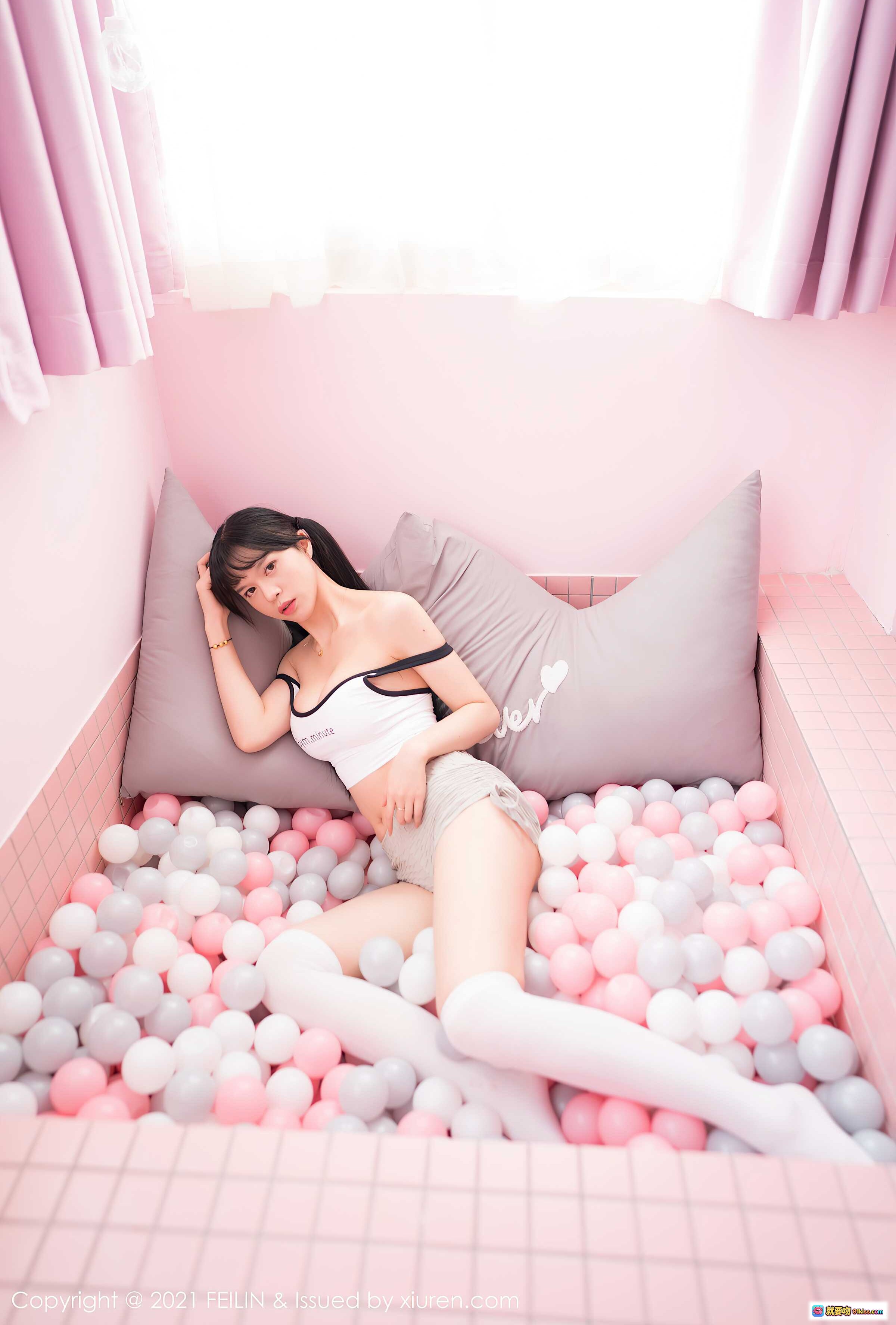 图片[1] - 桃香子粉色球池写真 | 白色吊带短裤搭配长筒袜 | 甜美少女风室内摄影 | FEILIN Vol.364 2021年1月4日 - 就要吻