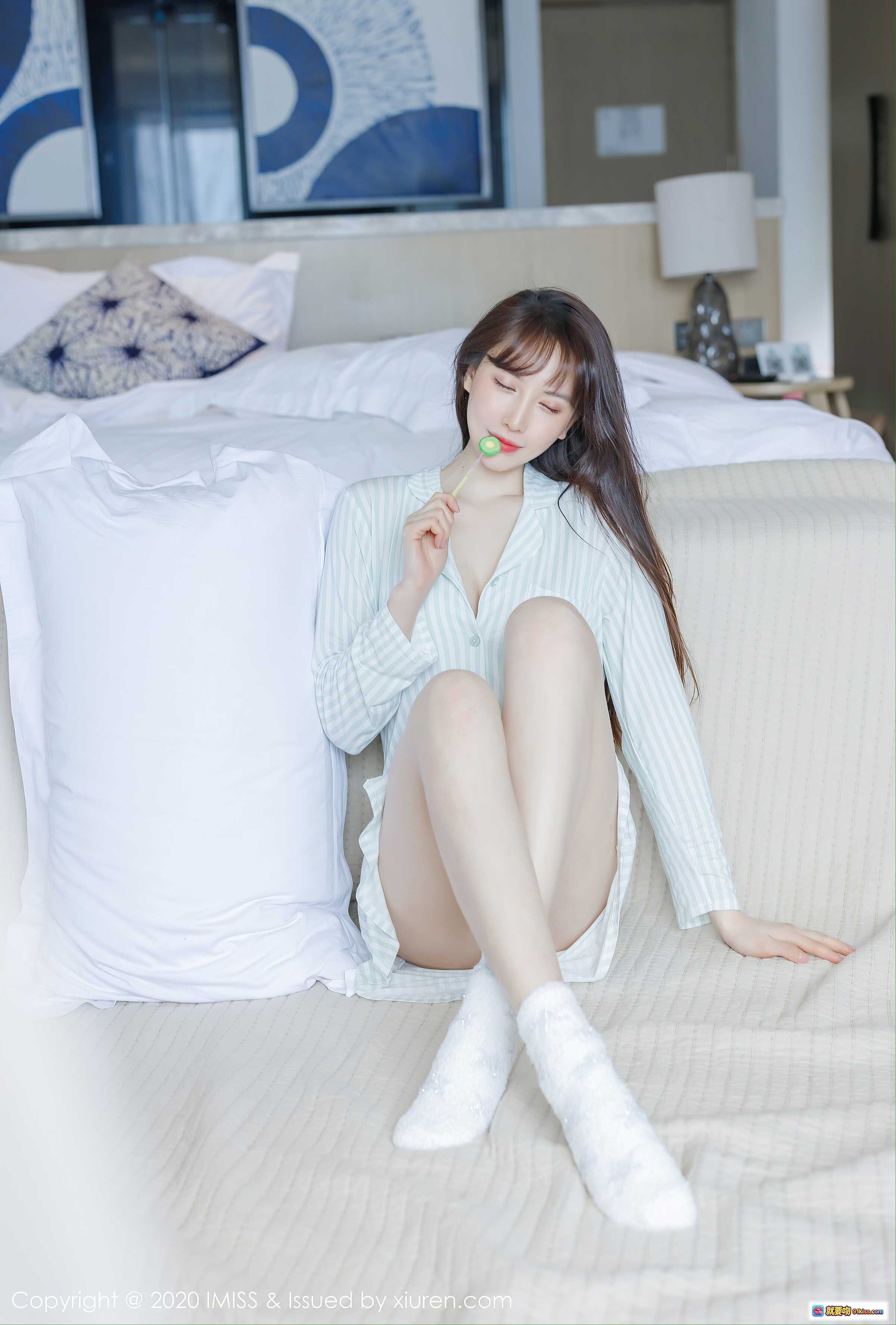 图片[1] - Lynn刘奕宁清新居家写真｜条纹睡衣白袜甜酷少女风｜IMiss2020 Vol.481高质私房照 - 就要吻