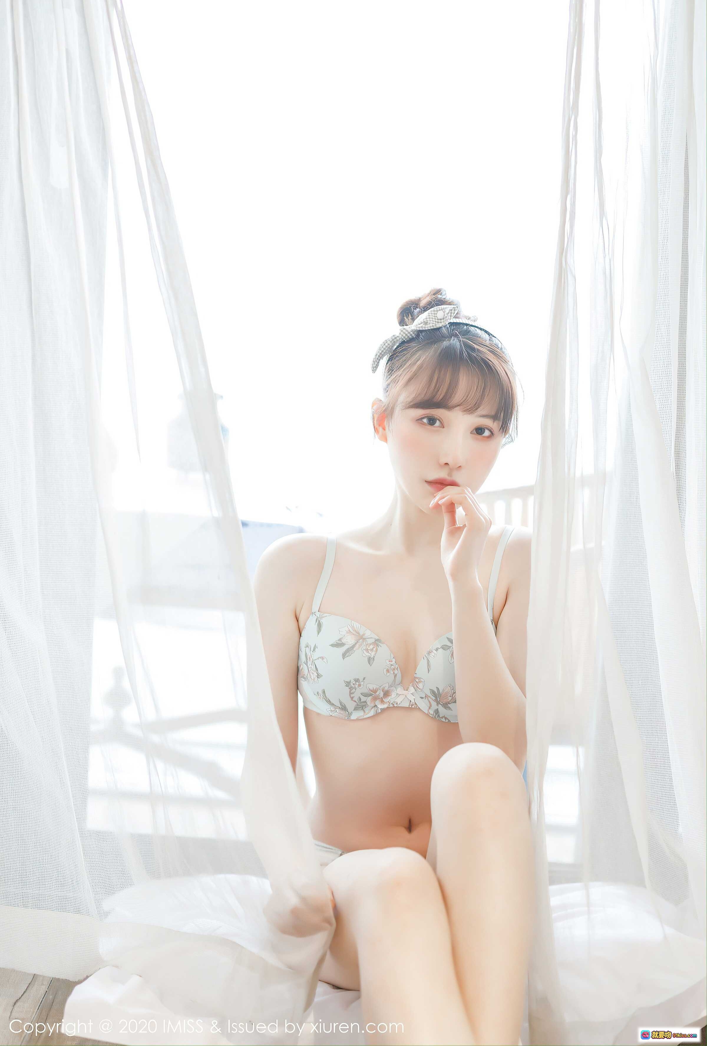 图片[3] - Lynn刘奕宁清新居家写真｜条纹睡衣白袜甜酷少女风｜IMiss2020 Vol.481高质私房照 - 就要吻