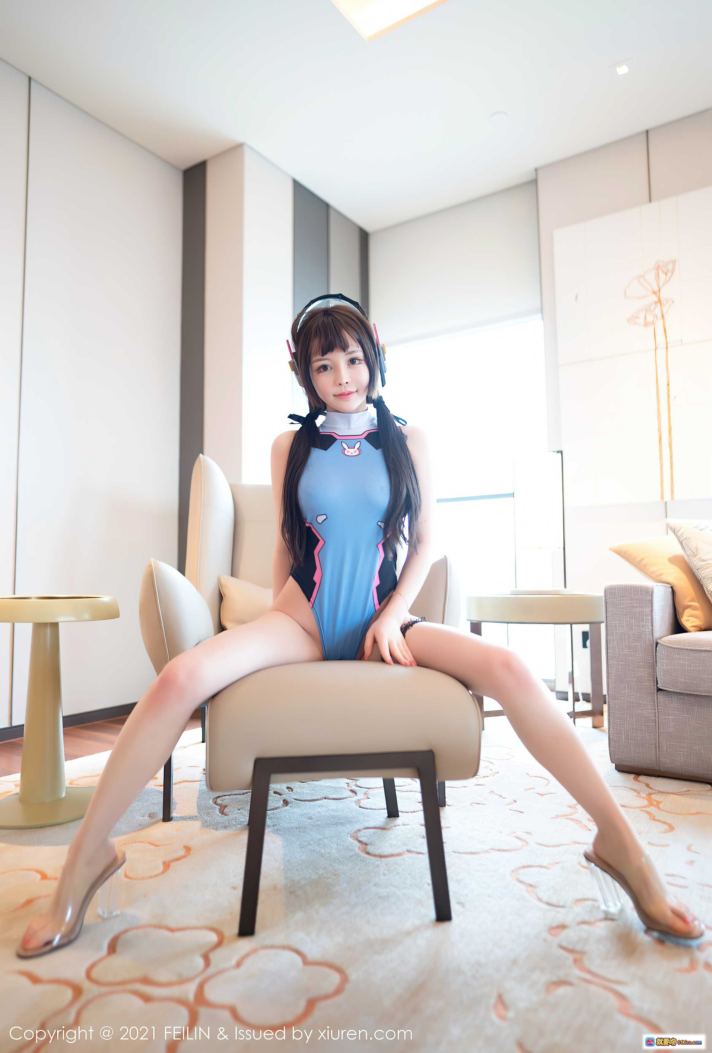 图片[1] - FEILIN 2021.02.18 Vol.374 哩哩呀 美女写真 蓝色连体衣 双马尾 耳机造型 室内沙发坐姿 高跟鞋 时尚性感 清新居家风 - 就要吻