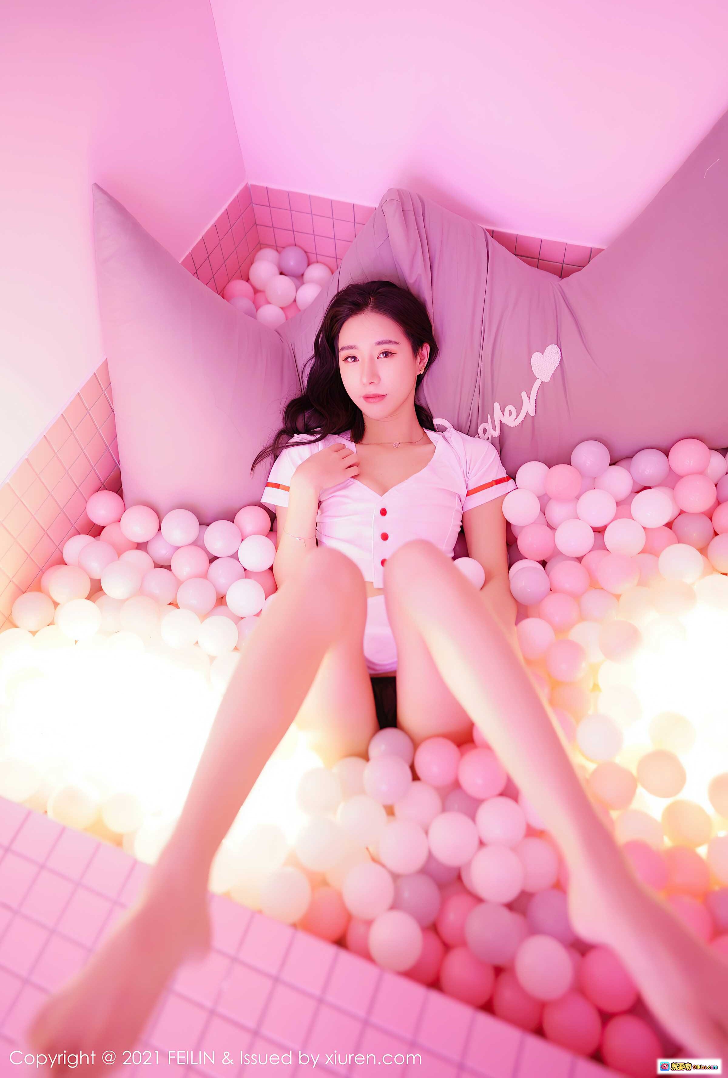 图片[1] - 粉色球池少女写真 | 白色短袖甜美风 | 美腿躺卧氛围感 | FEILIN Vol.382 BABY_柒 2021春日限定 - 就要吻