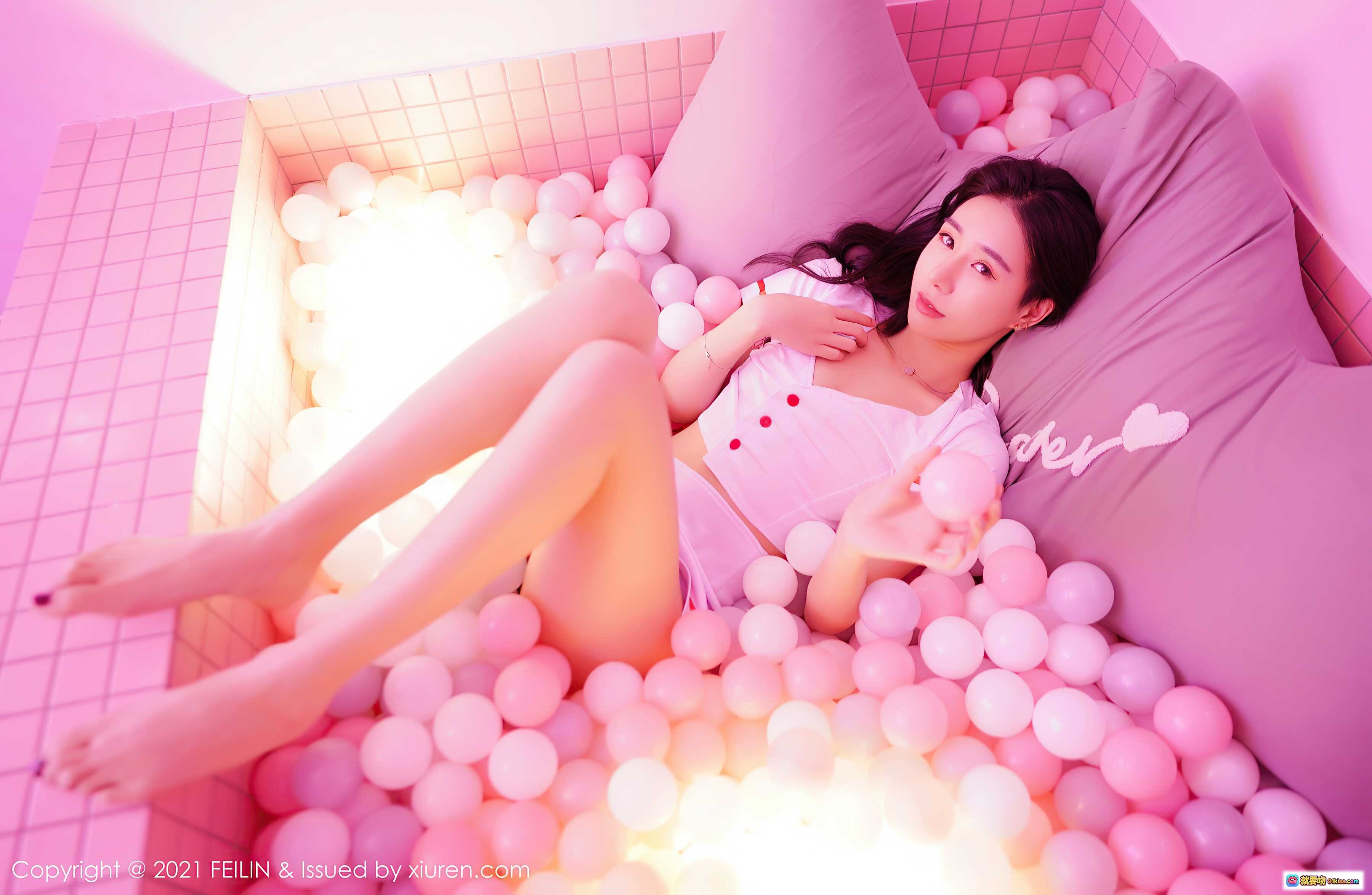 图片[7] - 粉色球池少女写真 | 白色短袖甜美风 | 美腿躺卧氛围感 | FEILIN Vol.382 BABY_柒 2021春日限定 - 就要吻