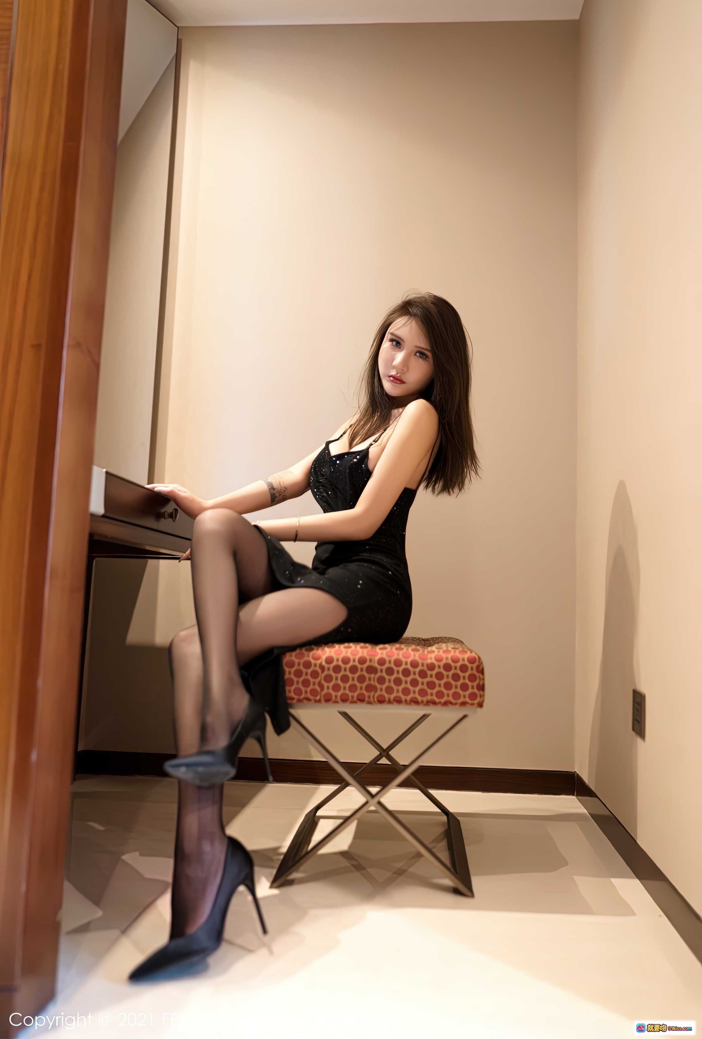 图片[6] - Emily尹菲黑色亮片吊带裙搭配黑丝高跟，优雅性感室内写真美腿特写 - 就要吻