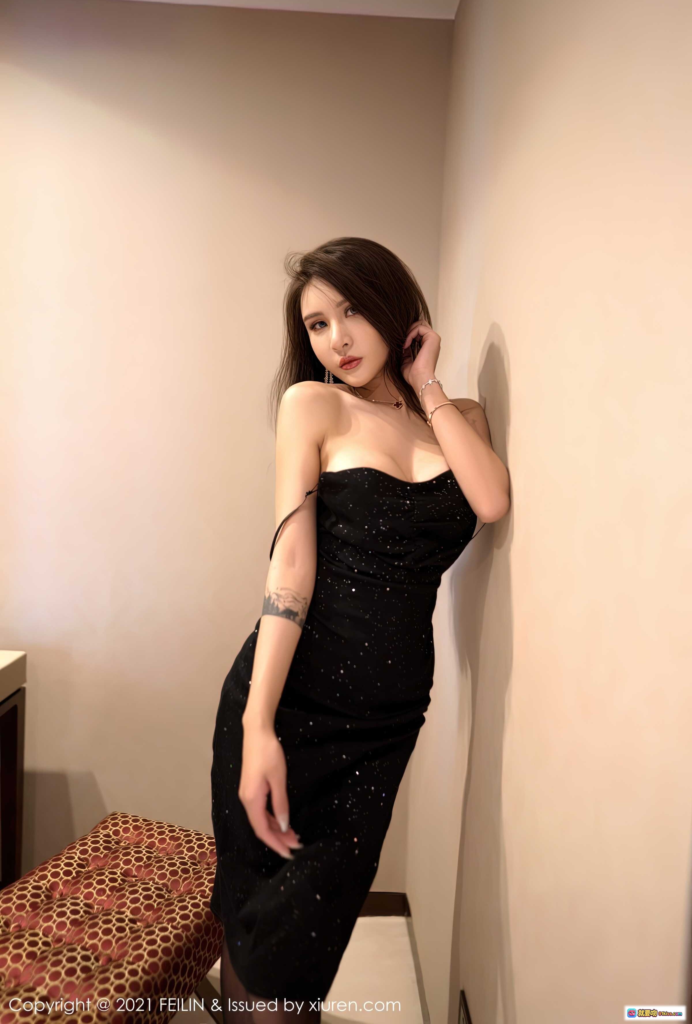 图片[2] - Emily尹菲黑色亮片吊带裙搭配黑丝高跟，优雅性感室内写真美腿特写 - 就要吻