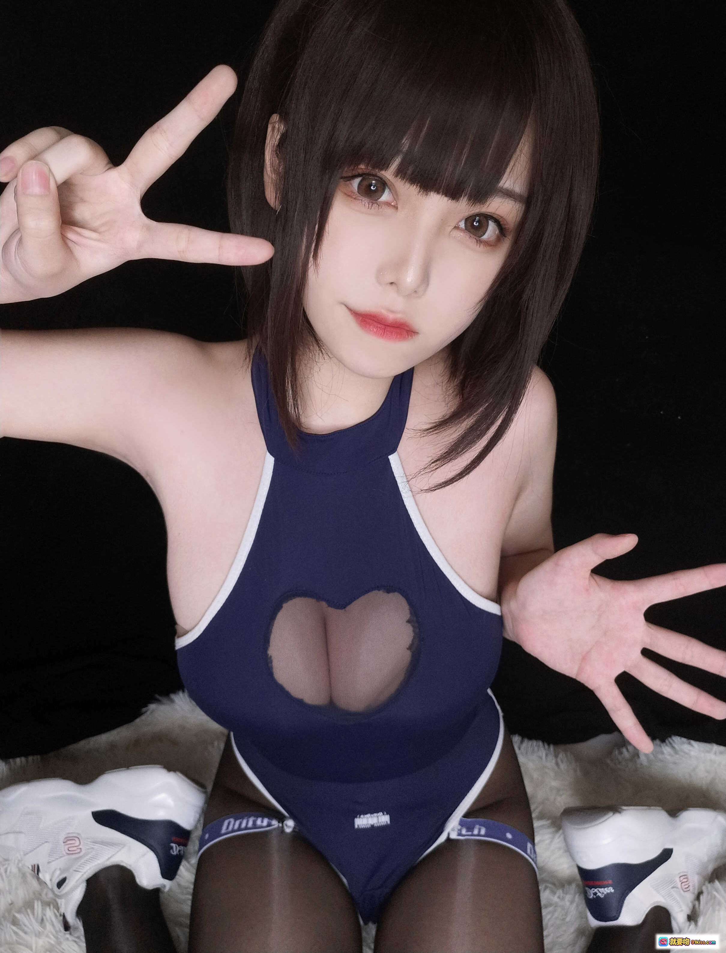 图片[2] - 蜜汁猫裘NO.065水着写真 | 深蓝心形镂空泳衣+丝袜美腿+比V手势性感私房照 - 就要吻