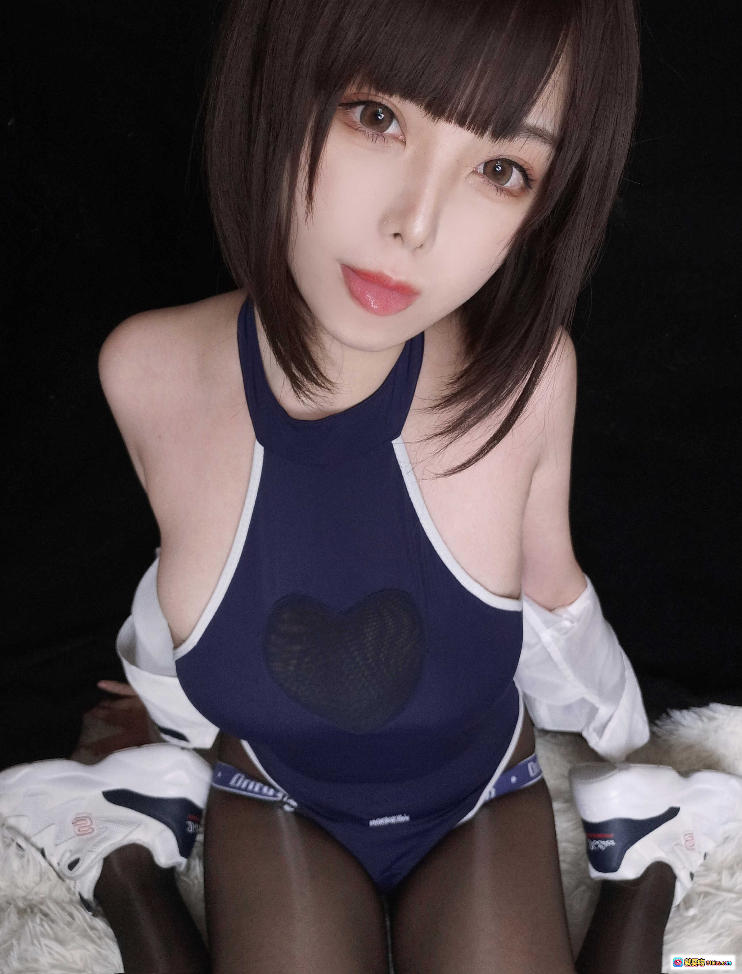 图片[7] - 蜜汁猫裘NO.065水着写真 | 深蓝心形镂空泳衣+丝袜美腿+比V手势性感私房照 - 就要吻