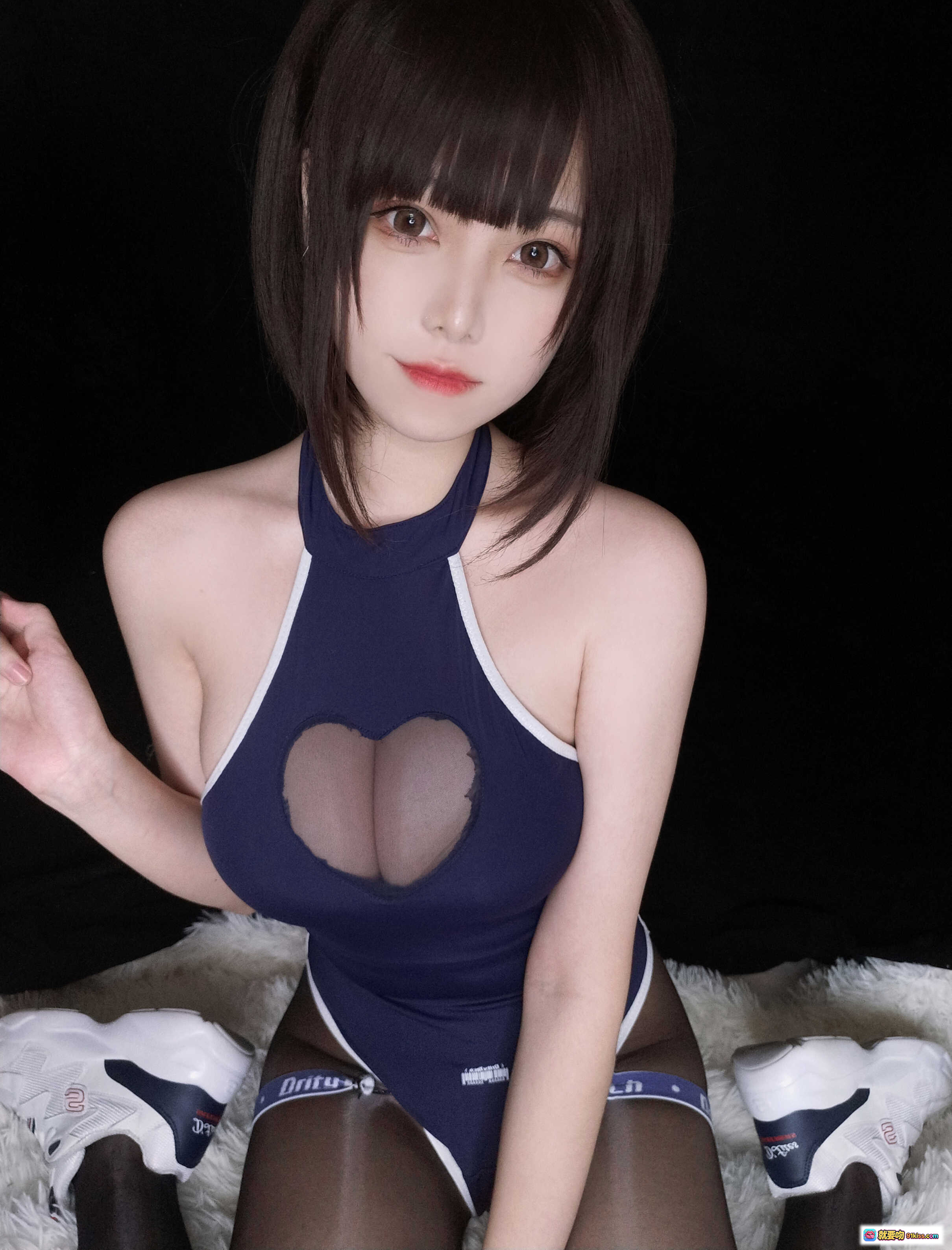 图片[9] - 蜜汁猫裘NO.065水着写真 | 深蓝心形镂空泳衣+丝袜美腿+比V手势性感私房照 - 就要吻