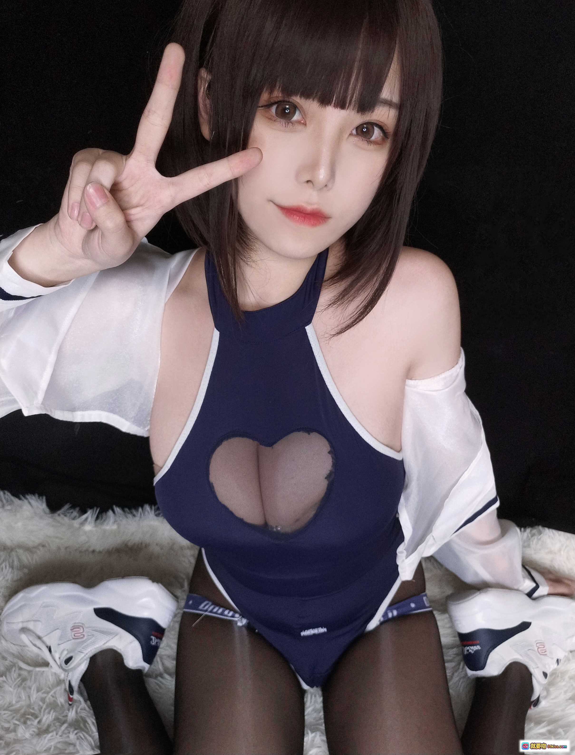 图片[4] - 蜜汁猫裘NO.065水着写真 | 深蓝心形镂空泳衣+丝袜美腿+比V手势性感私房照 - 就要吻