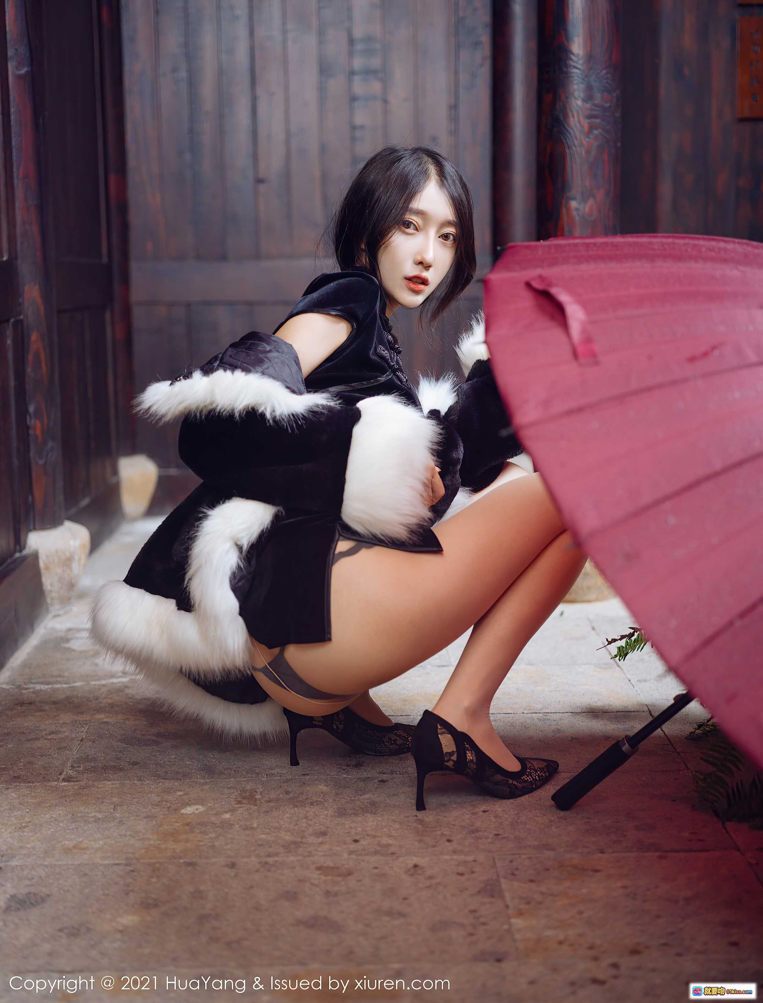 图片[6] - 玥儿玥er黑丝旗袍写真｜HuaYang花漾2021.01.15 VOL.353｜古典木柱背景｜高跟美腿｜丝绒短款旗袍｜室内东方美学摄影 - 就要吻