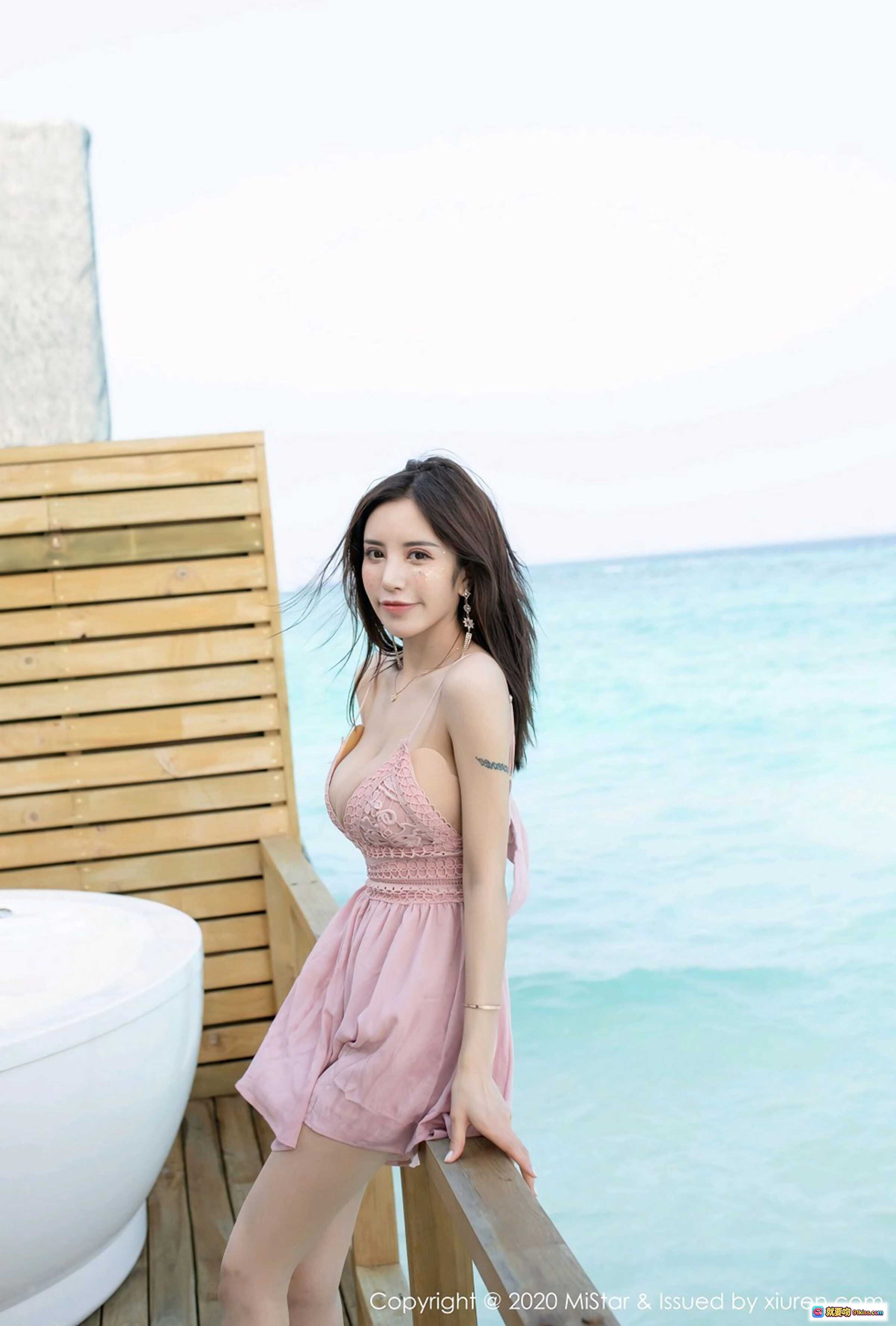 图片[7] - 陈思琪海边度假写真 | 粉色吊带裙+草帽沙滩风 | 水上别墅背景 | MiStar Vol.324 2020.04.17 - 就要吻