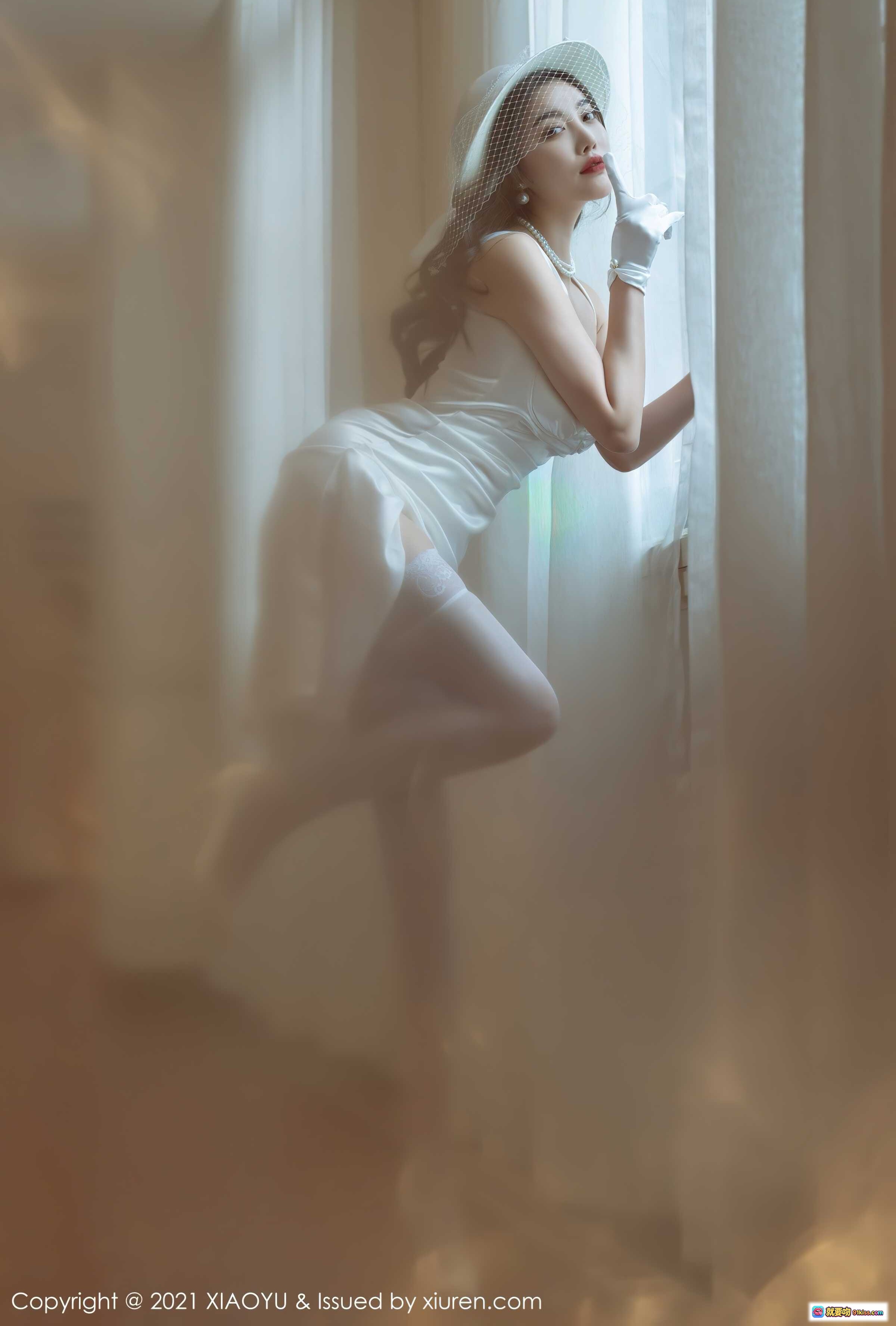 图片[4] - 杨晨晨Yome白色礼服写真｜优雅网纱帽造型｜室内柔光人像摄影｜XIAOYU Vol.587 2021精选图集 - 就要吻