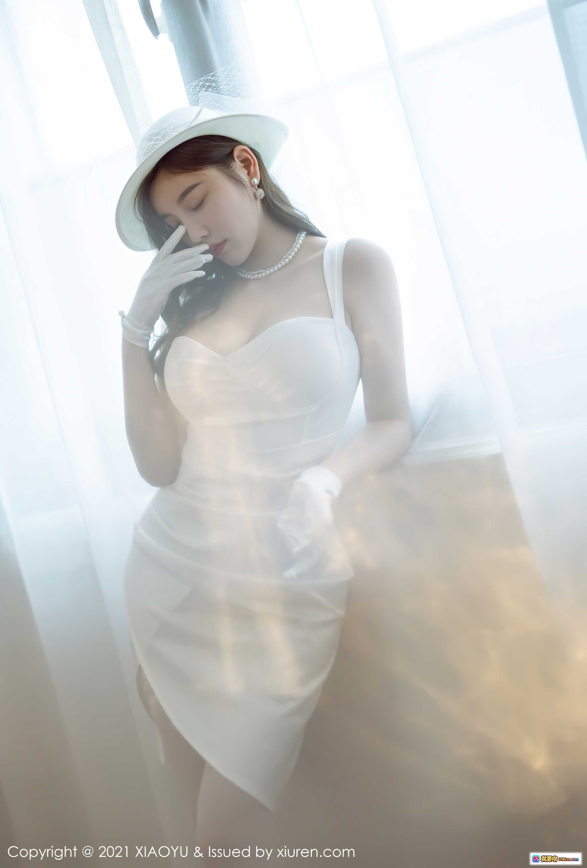 图片[10] - 杨晨晨Yome白色礼服写真｜优雅网纱帽造型｜室内柔光人像摄影｜XIAOYU Vol.587 2021精选图集 - 就要吻