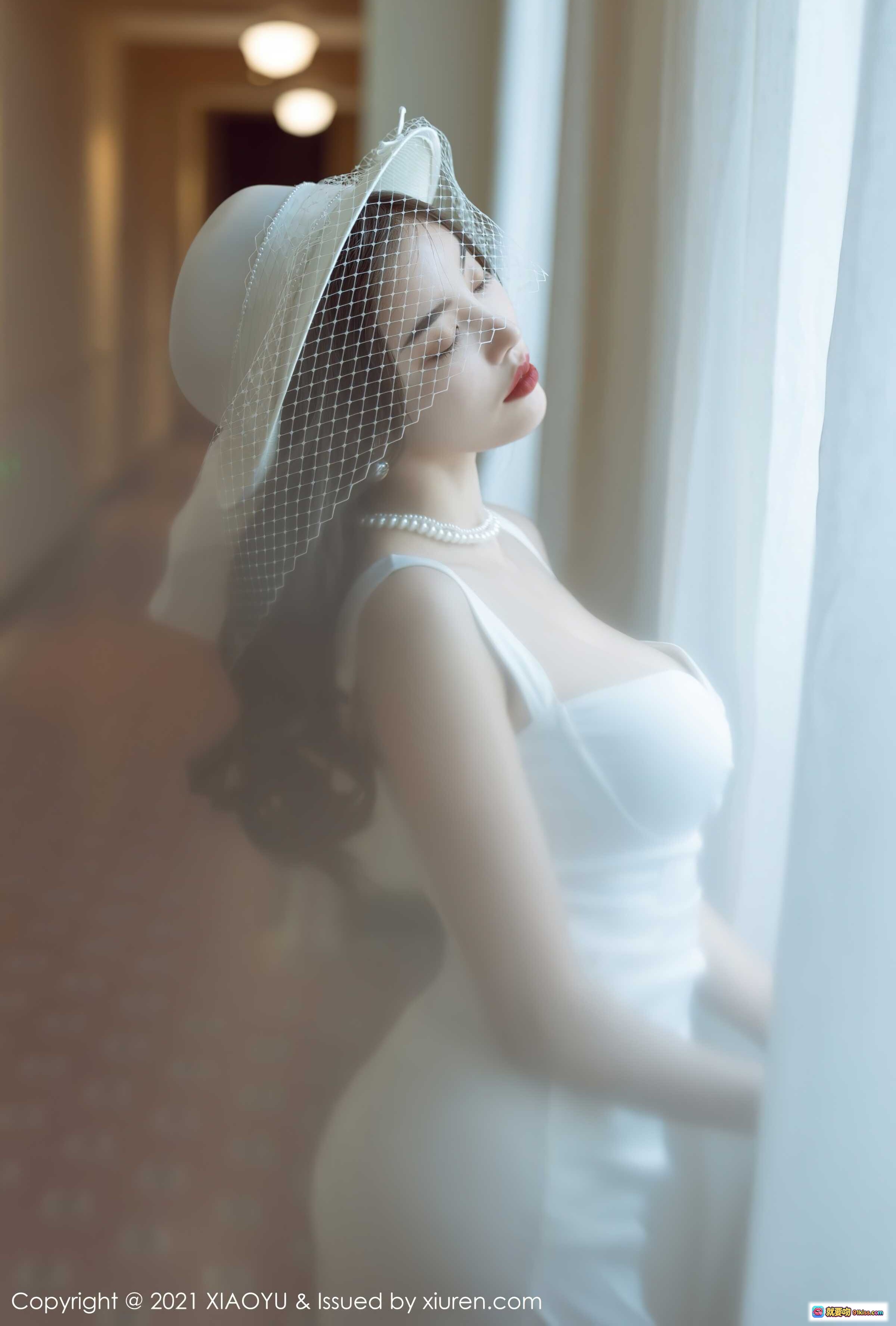 图片[8] - 杨晨晨Yome白色礼服写真｜优雅网纱帽造型｜室内柔光人像摄影｜XIAOYU Vol.587 2021精选图集 - 就要吻