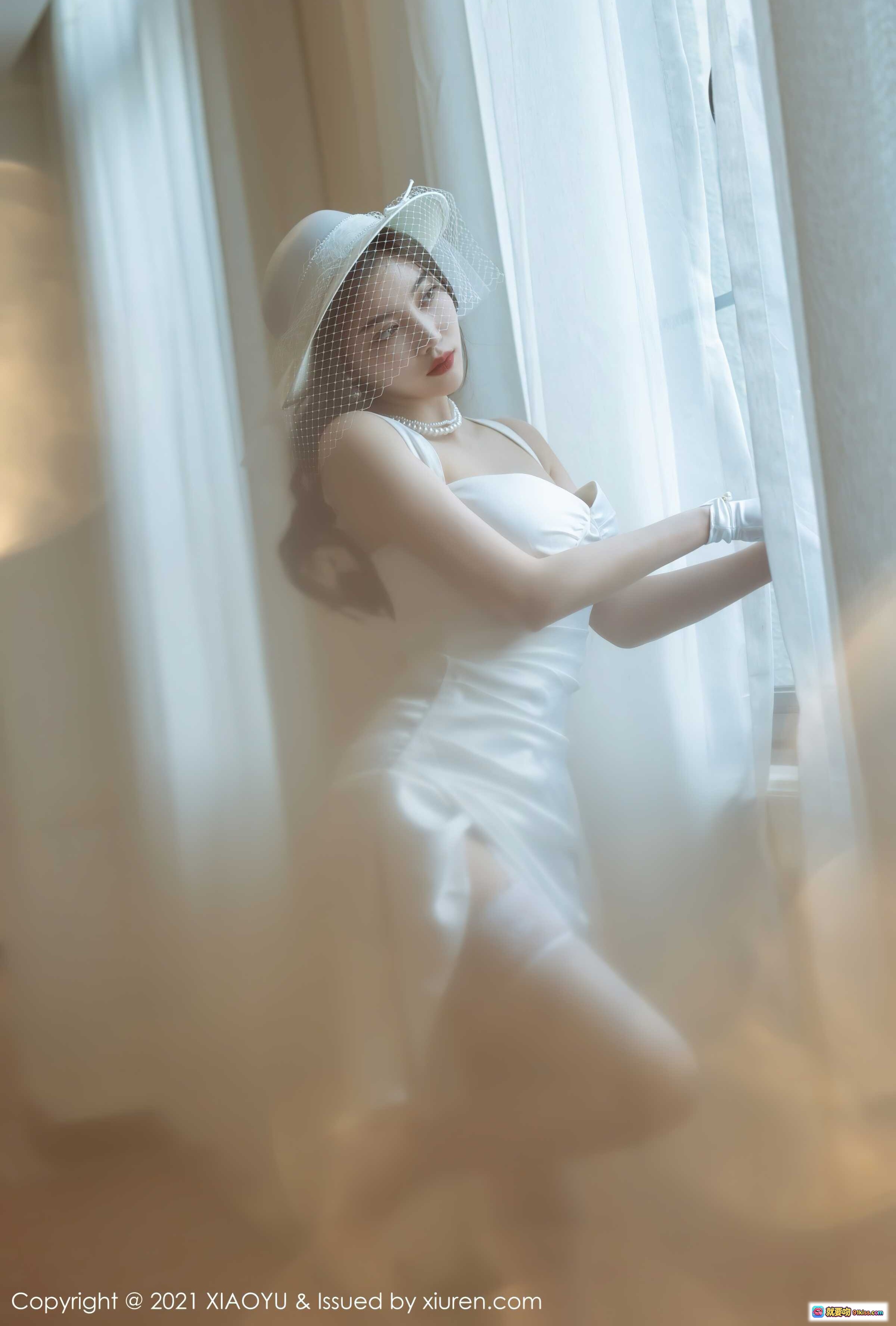 图片[5] - 杨晨晨Yome白色礼服写真｜优雅网纱帽造型｜室内柔光人像摄影｜XIAOYU Vol.587 2021精选图集 - 就要吻