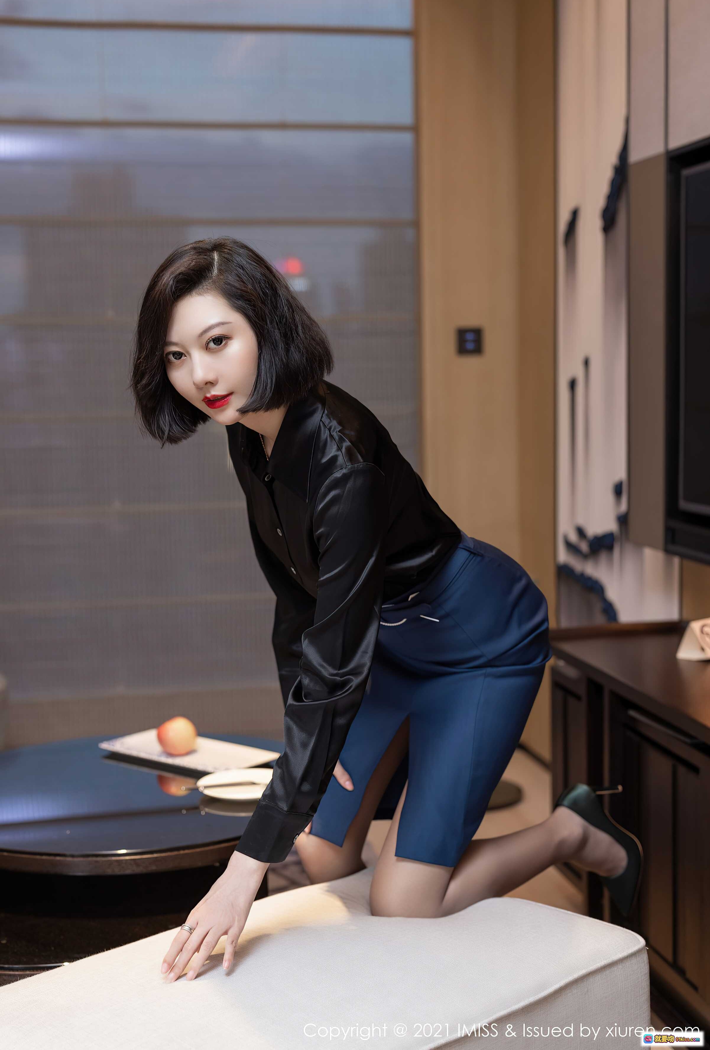 图片[7] - 职场女性优雅穿搭：黑色缎面衬衫+蓝色开衩半裙+高跟鞋，现代简约风室内写真 - 就要吻