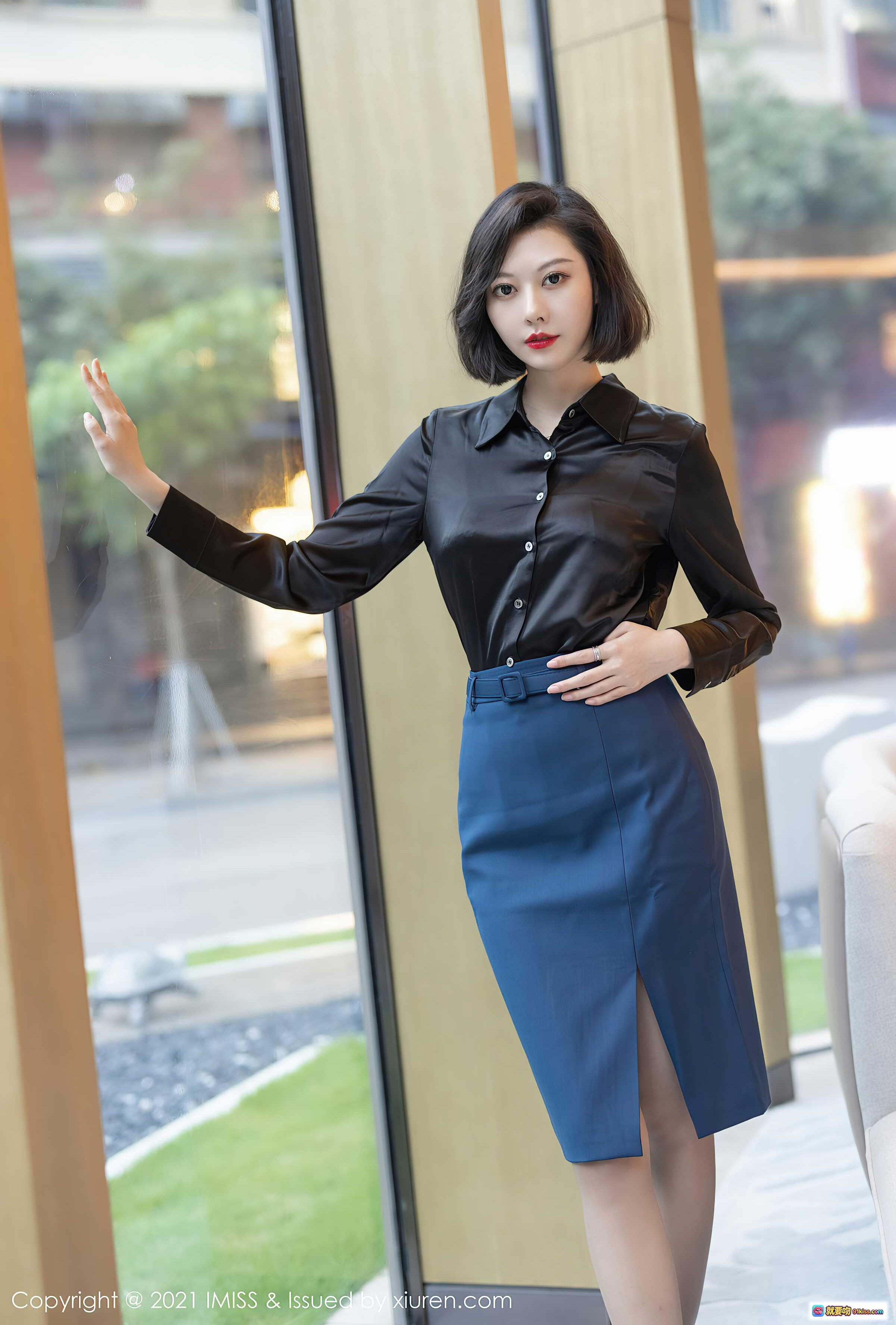 图片[10] - 职场女性优雅穿搭：黑色缎面衬衫+蓝色开衩半裙+高跟鞋，现代简约风室内写真 - 就要吻