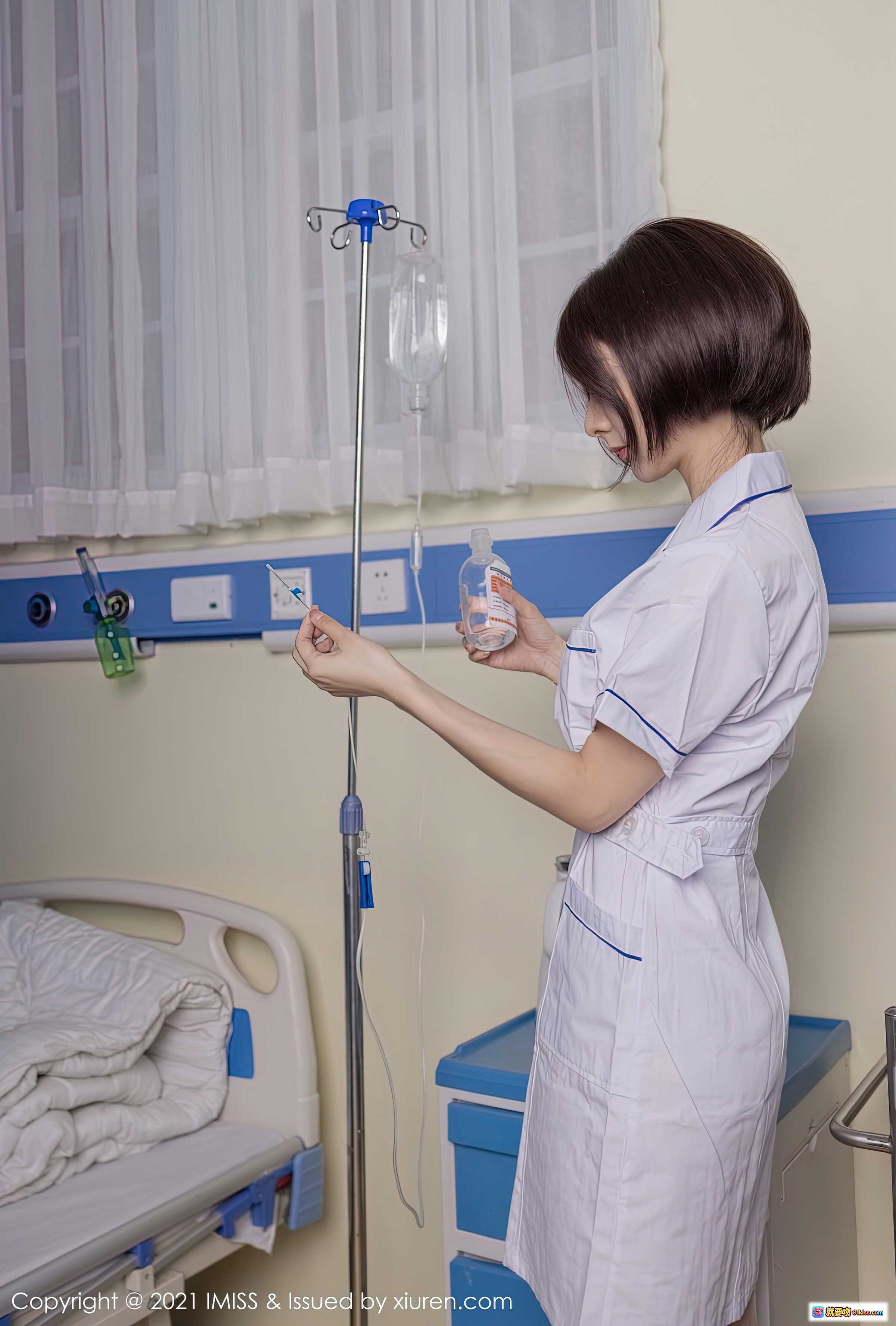 护士Angela病房输液操作实拍｜白色制服蓝边细节｜医疗场景真实还原｜IMiss2021 Vol.580高清图集 - 就要吻