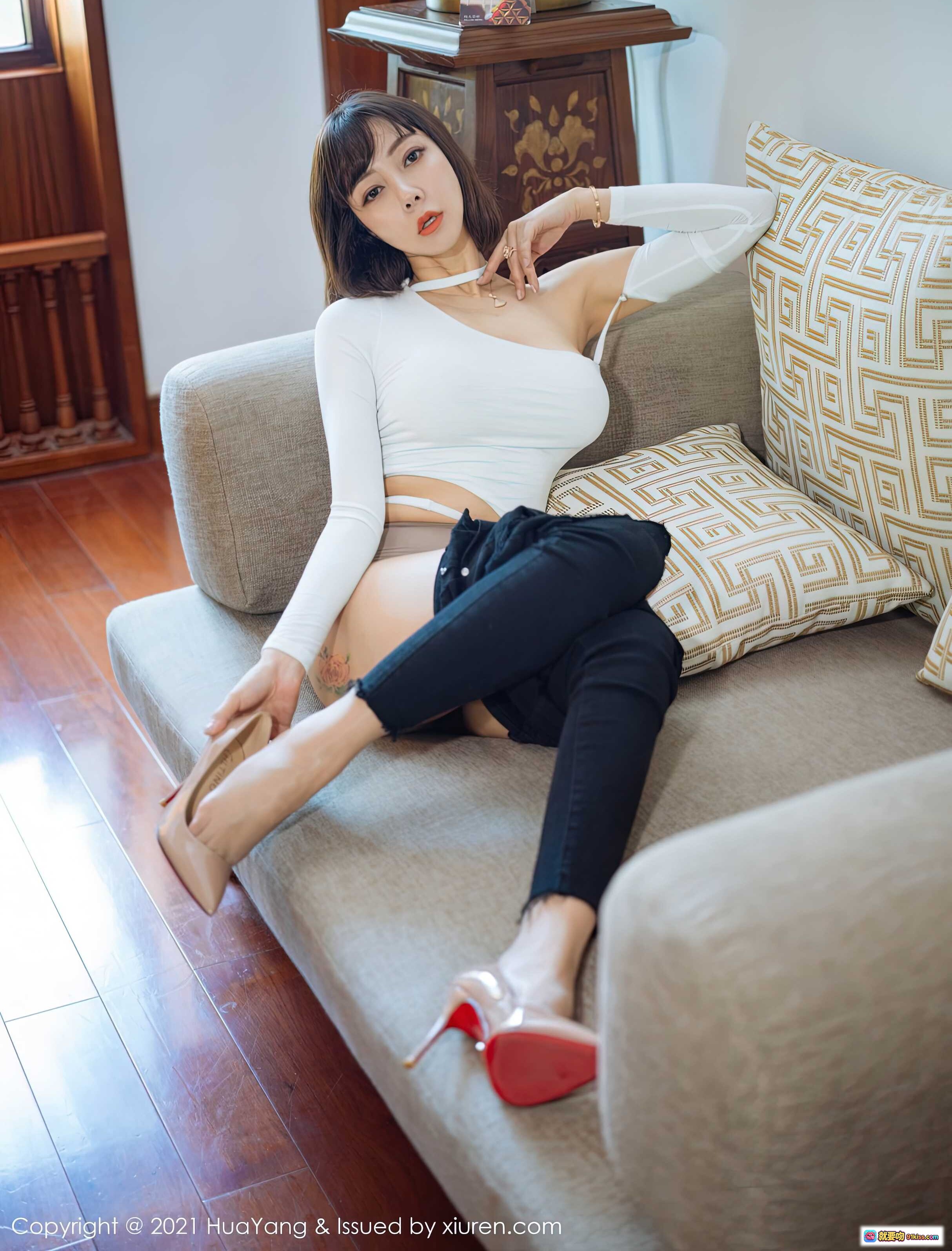 图片[3] - 果儿Victoria性感写真 | 白色露肩上衣+破洞牛仔裤+高跟鞋 | HuaYang花漾2021.06.16 Vol.414 - 就要吻