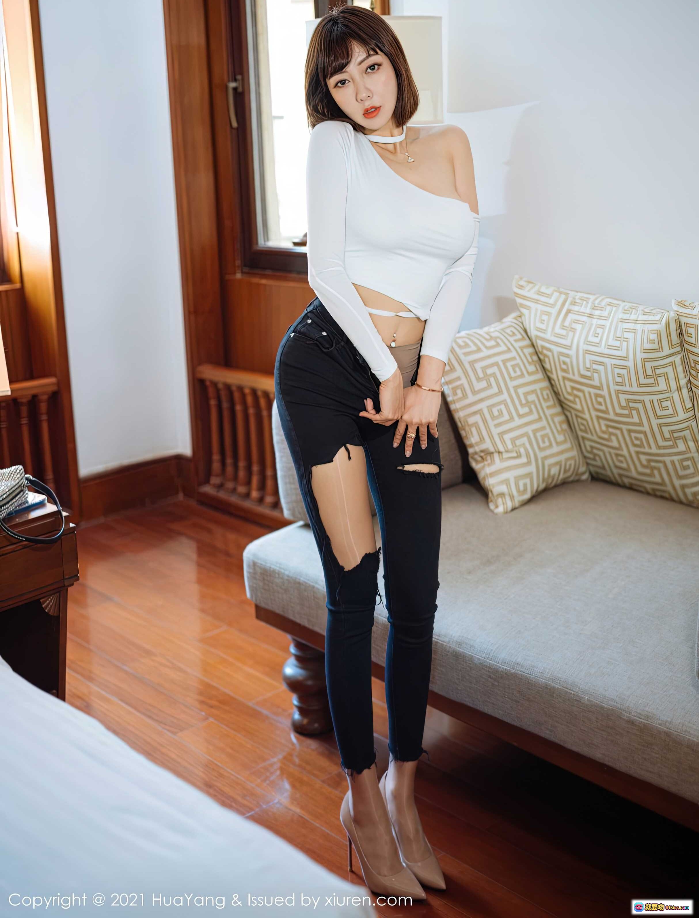 图片[1] - 果儿Victoria性感写真 | 白色露肩上衣+破洞牛仔裤+高跟鞋 | HuaYang花漾2021.06.16 Vol.414 - 就要吻