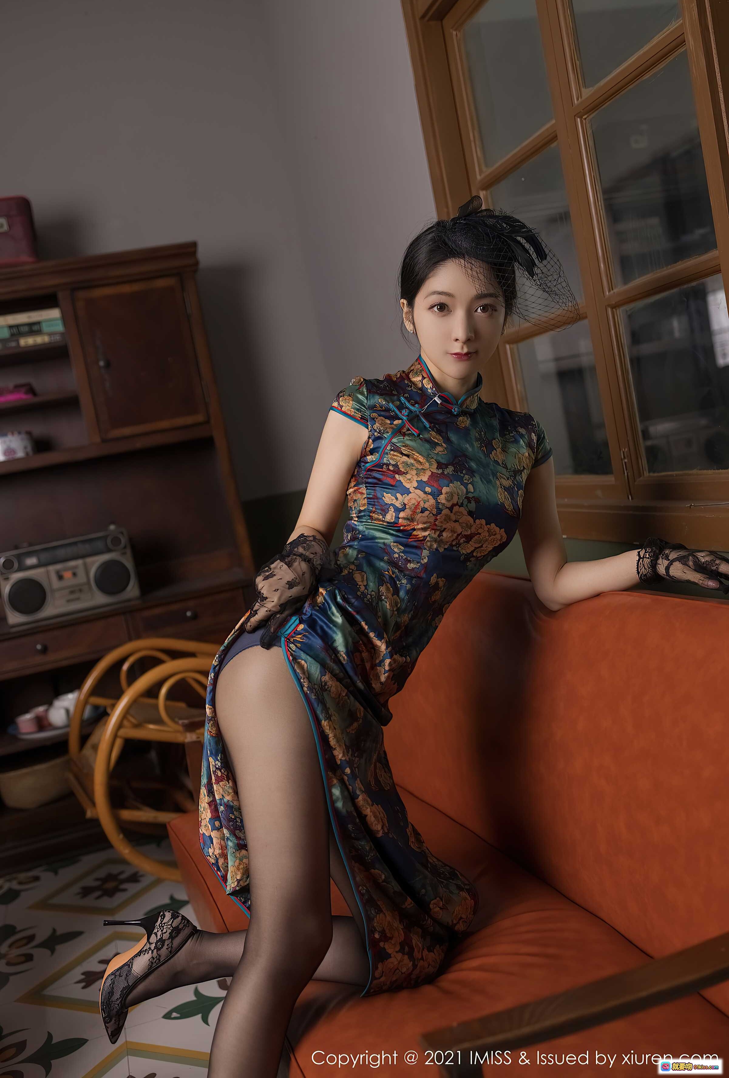 图片[1] - Angela旗袍写真｜复古民国风｜高开叉蕾丝黑丝美腿｜优雅性感私房照｜IMiss2021精选 - 就要吻