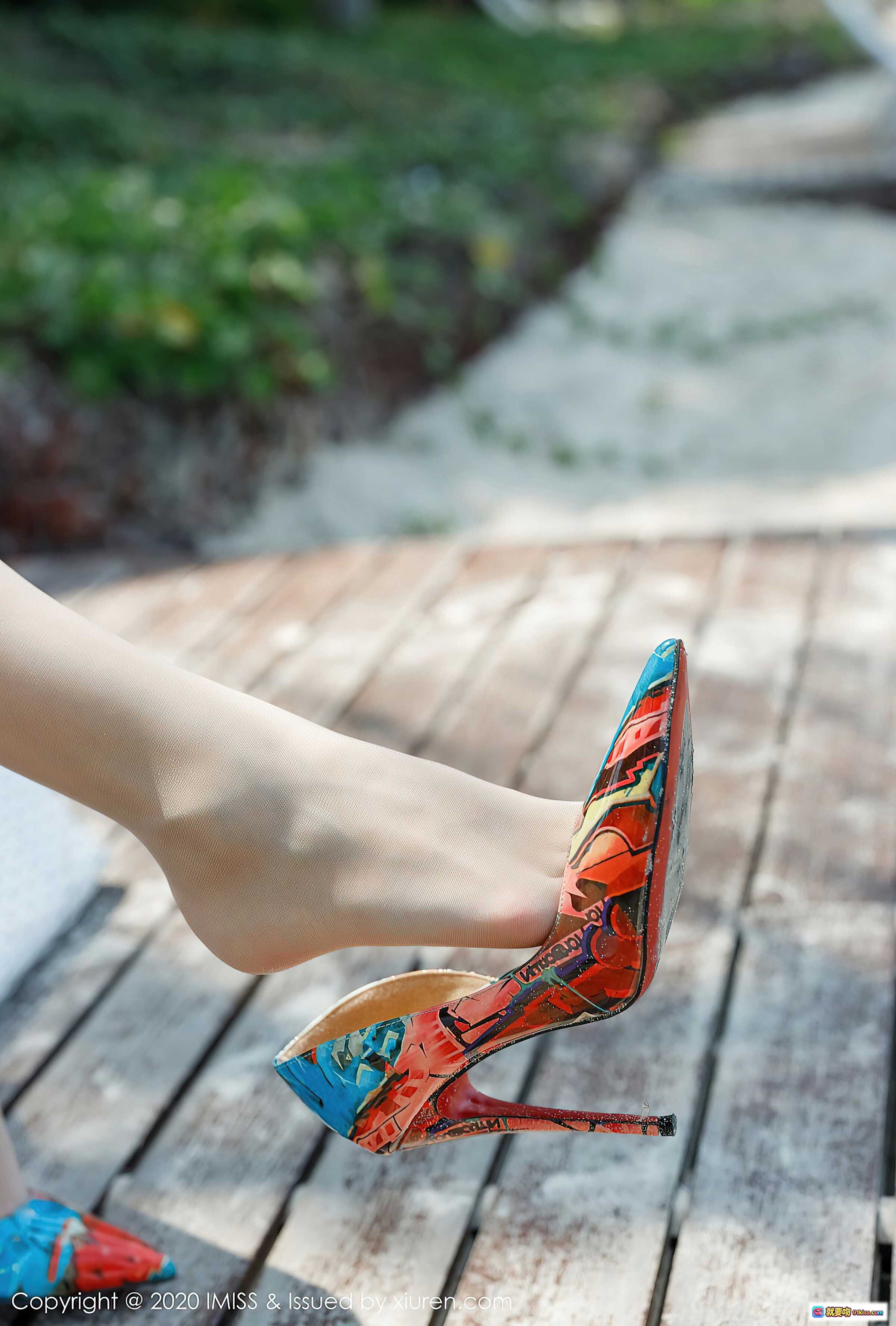 图片[1] - 杨紫嫣Cynthia高跟美足特写 | 色彩涂鸦尖头高跟鞋 | 户外木板路性感写真 | IMiss2020 Vol.530 - 就要吻