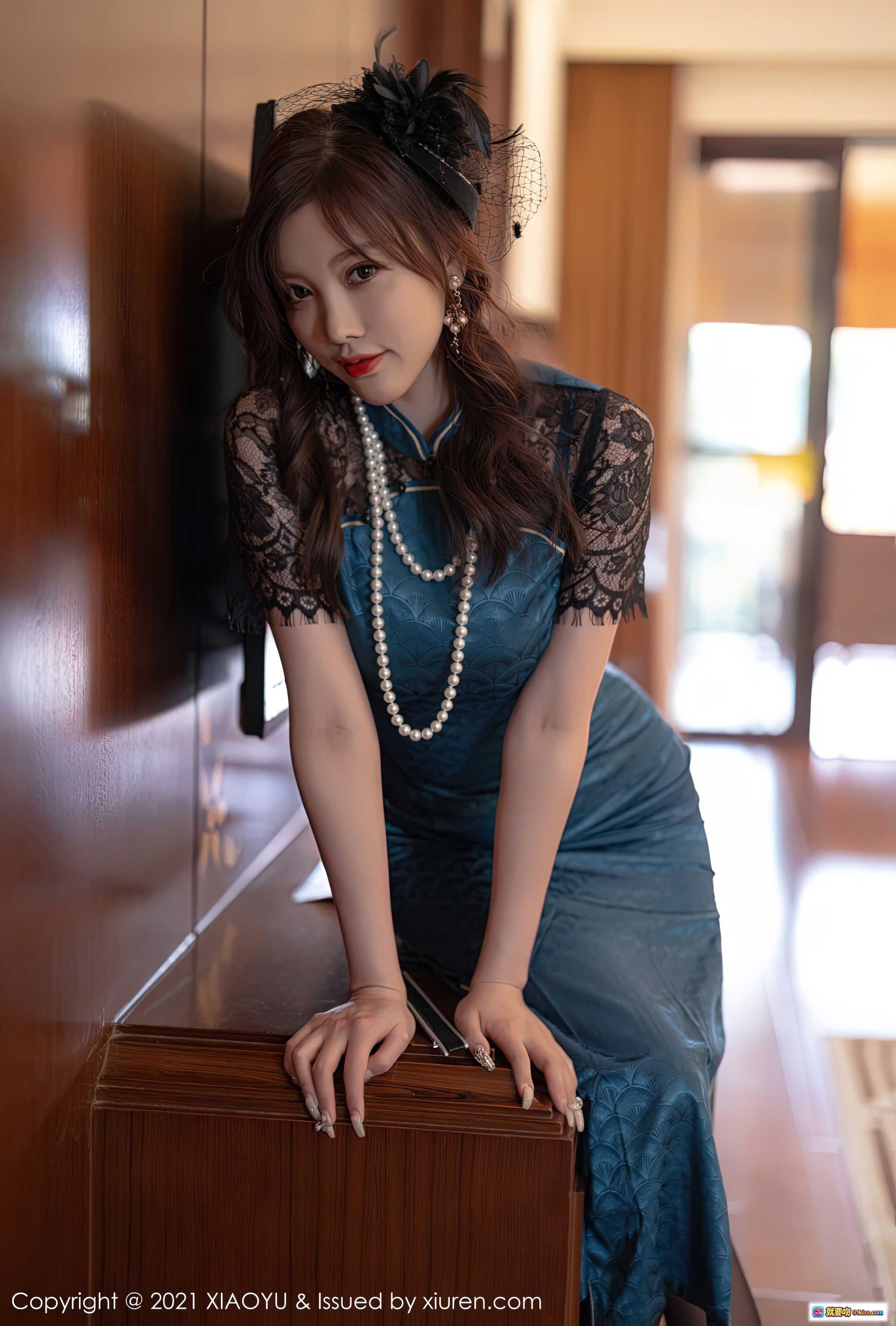 图片[7] - 杨晨晨Sugar旗袍写真｜蕾丝袖高开叉黑丝美腿｜优雅复古风室内摄影｜XIAOYU Vol.557 - 就要吻