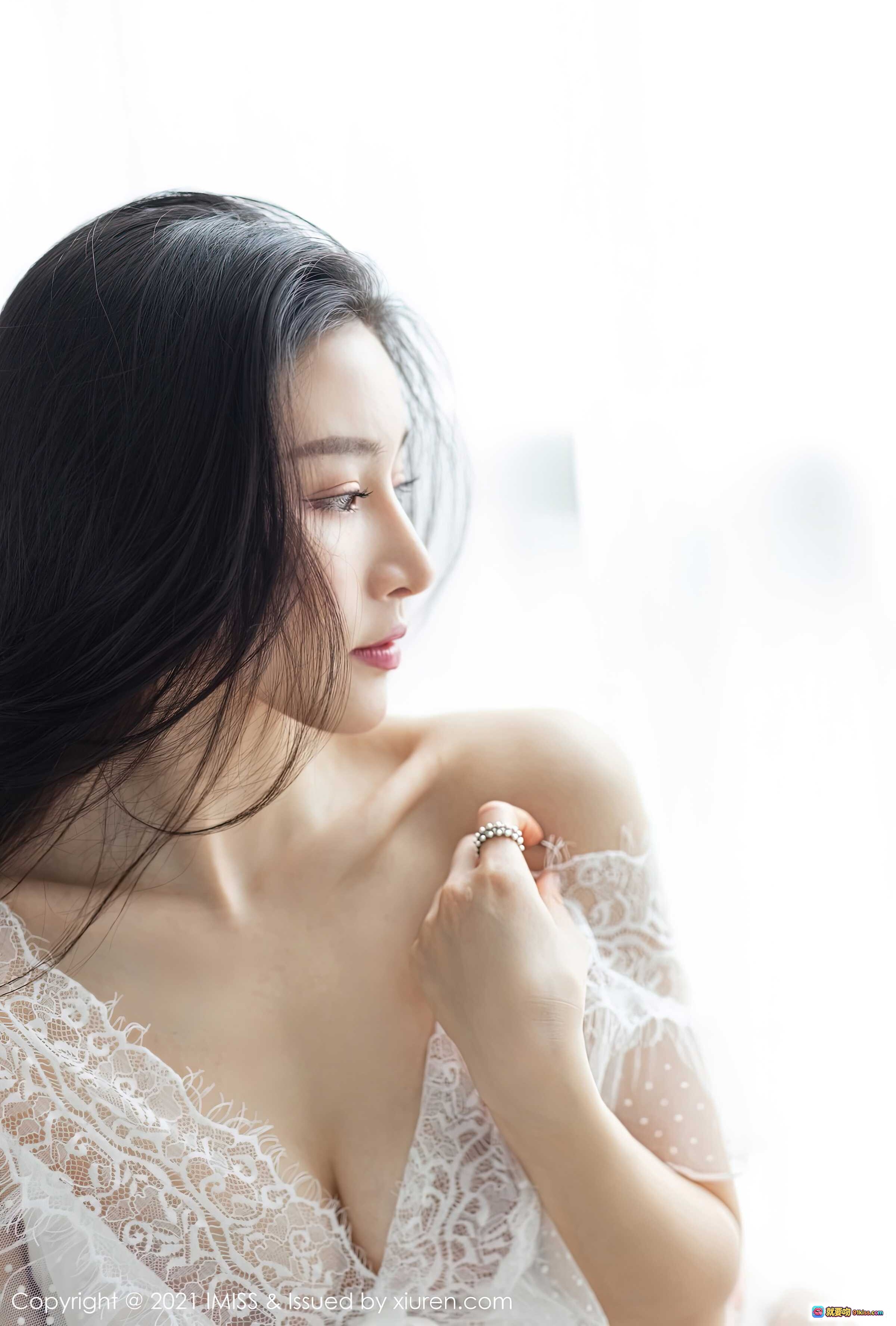 图片[2] - IMiss 2021.05.14 Vol.592 Vanessa 美腿高跟性感写真 优雅浅色连衣裙 室内光影大片 44+1P高清图集 - 就要吻