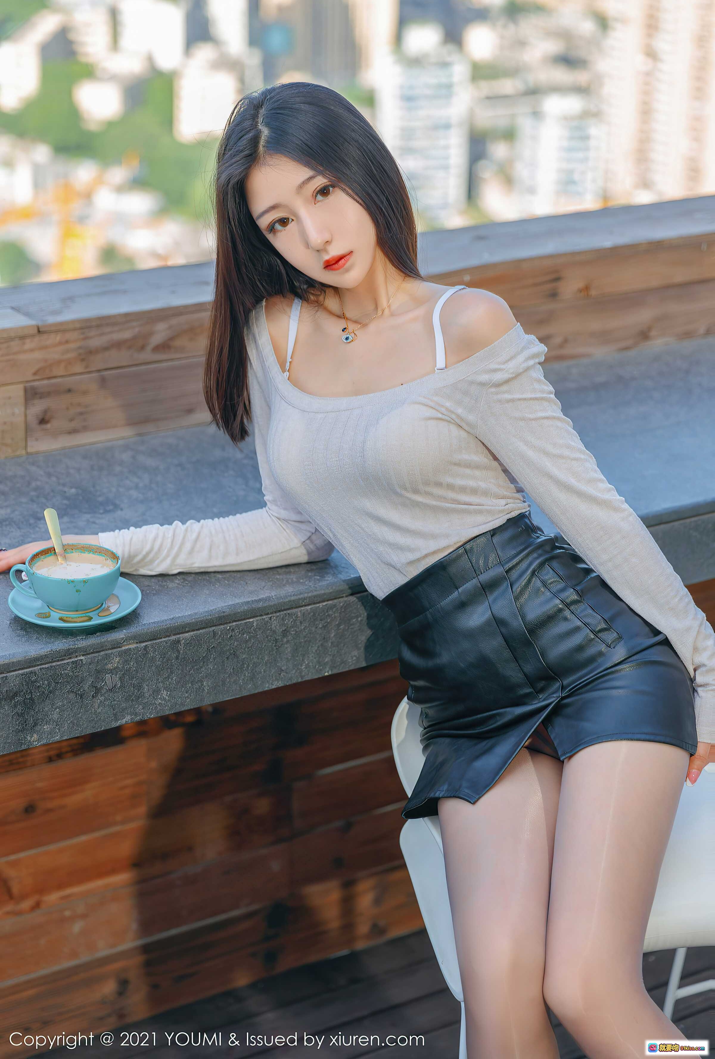 图片[10] - 熊小诺丝袜美腿写真 | YOUMI 2021.06.18 VOL.656 户外高脚椅性感造型 - 就要吻