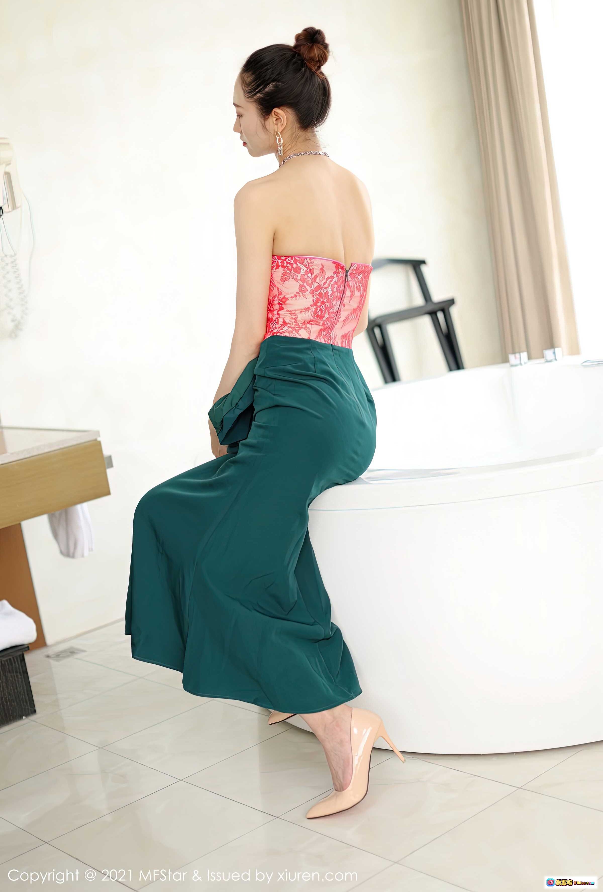 图片[8] - 方子萱MFStar模范学院Vol.500写真｜红色蕾丝抹胸+深绿长袖外套｜优雅性感走廊大片 - 就要吻