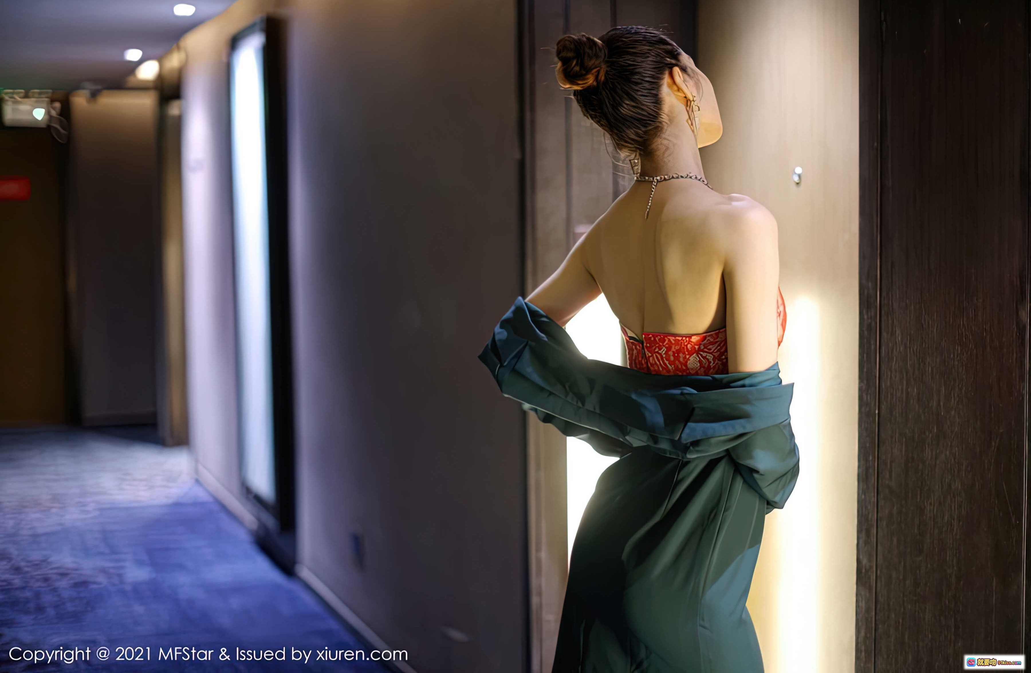 图片[6] - 方子萱MFStar模范学院Vol.500写真｜红色蕾丝抹胸+深绿长袖外套｜优雅性感走廊大片 - 就要吻