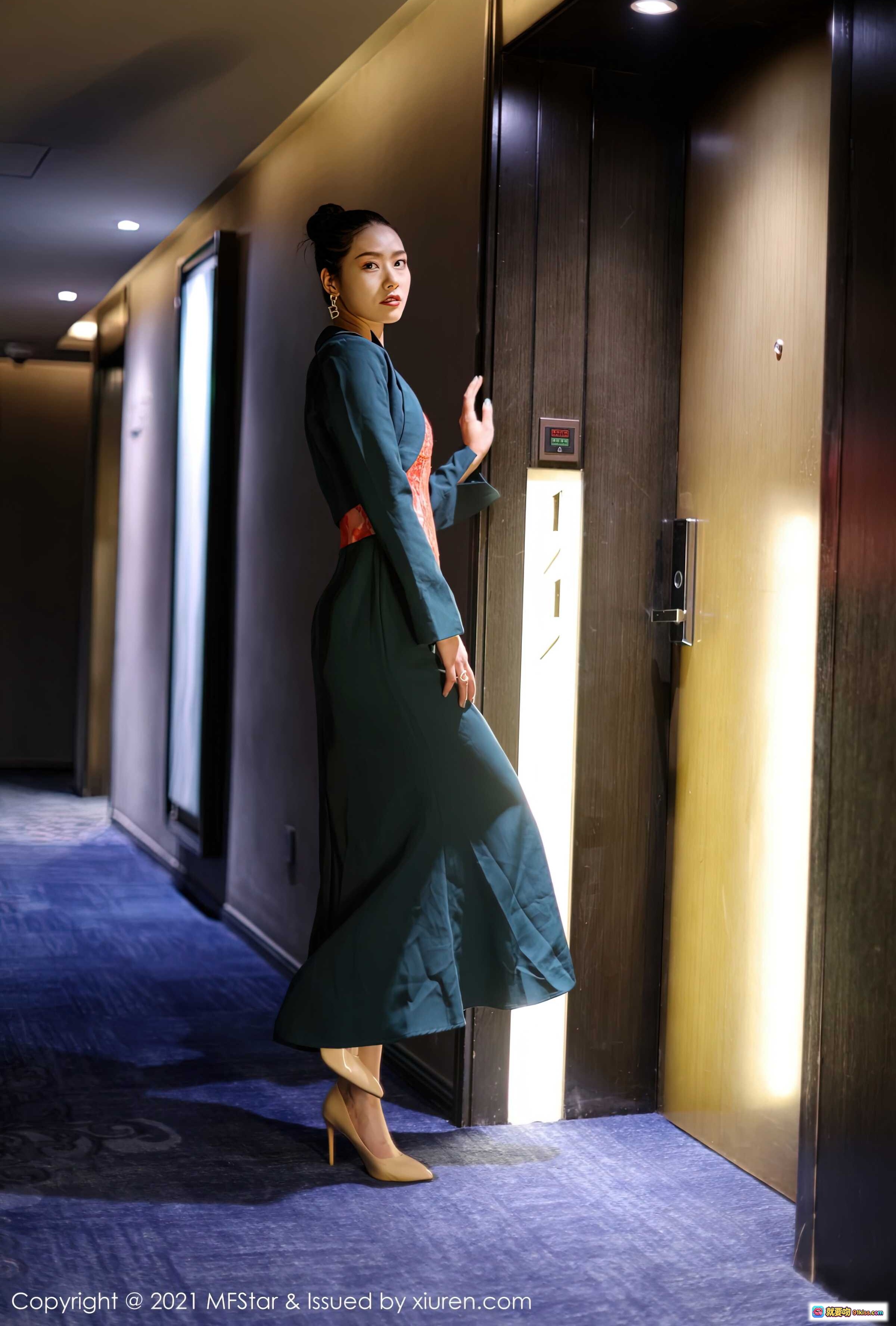 图片[10] - 方子萱MFStar模范学院Vol.500写真｜红色蕾丝抹胸+深绿长袖外套｜优雅性感走廊大片 - 就要吻