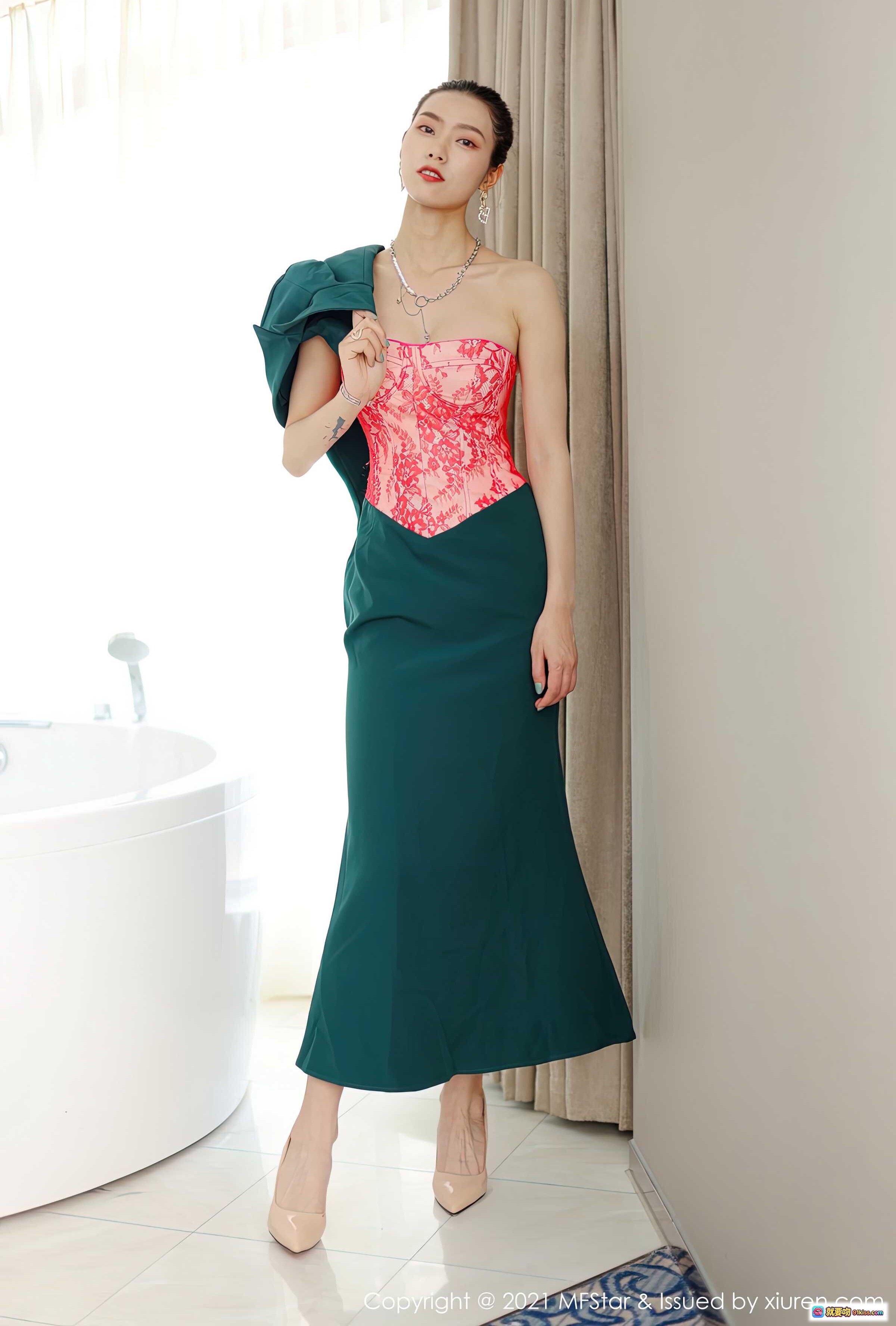 图片[4] - 方子萱MFStar模范学院Vol.500写真｜红色蕾丝抹胸+深绿长袖外套｜优雅性感走廊大片 - 就要吻