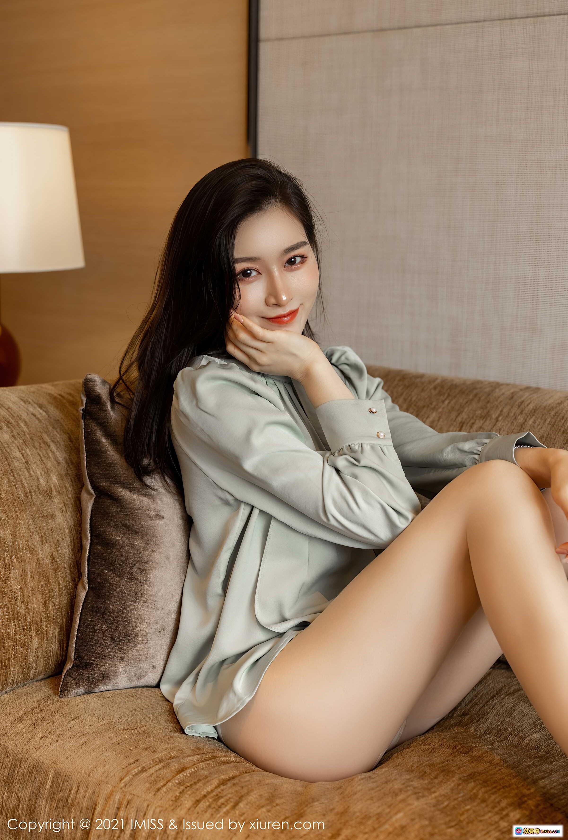 图片[5] - Vanessa优雅职场穿搭：浅绿衬衫+高开叉包臀裙+墨绿高跟鞋，都市丽人时尚写真 - 就要吻