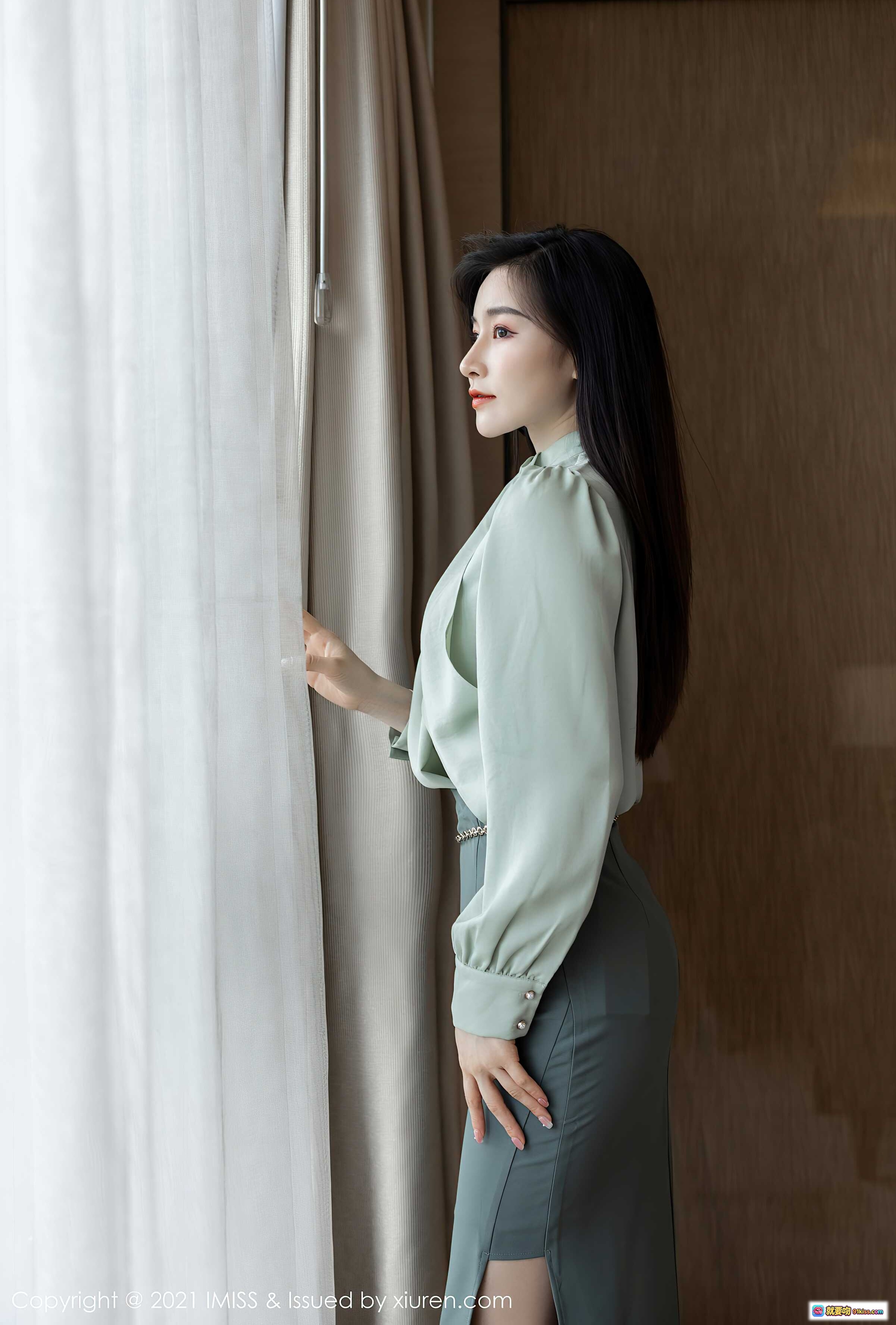 图片[9] - Vanessa优雅职场穿搭：浅绿衬衫+高开叉包臀裙+墨绿高跟鞋，都市丽人时尚写真 - 就要吻