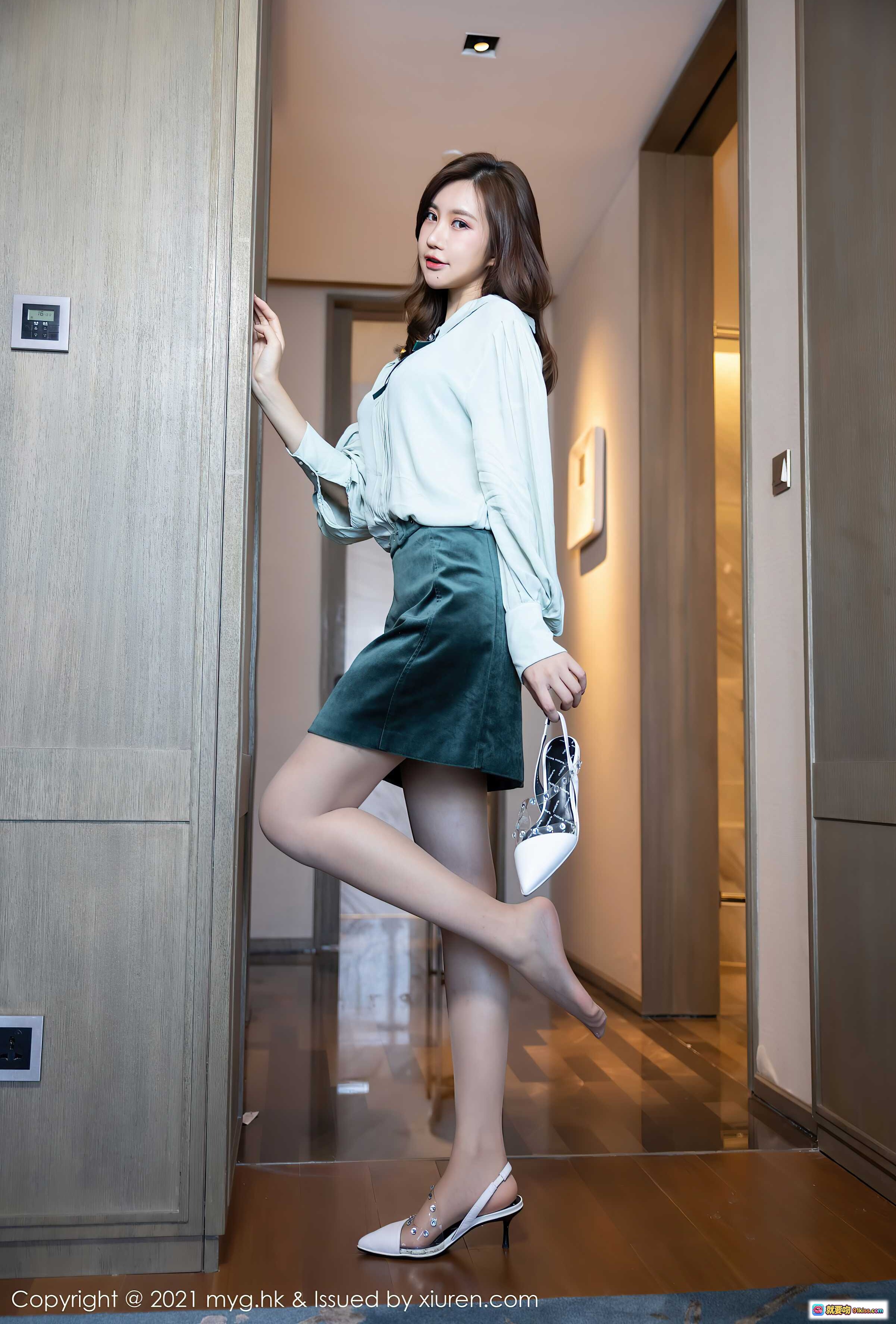 图片[10] - 绮里嘉Carina清新白衬衫配墨绿短裙美腿写真 | MyGirl美媛馆2021.08.06 Vol.568优雅室内人像 - 就要吻