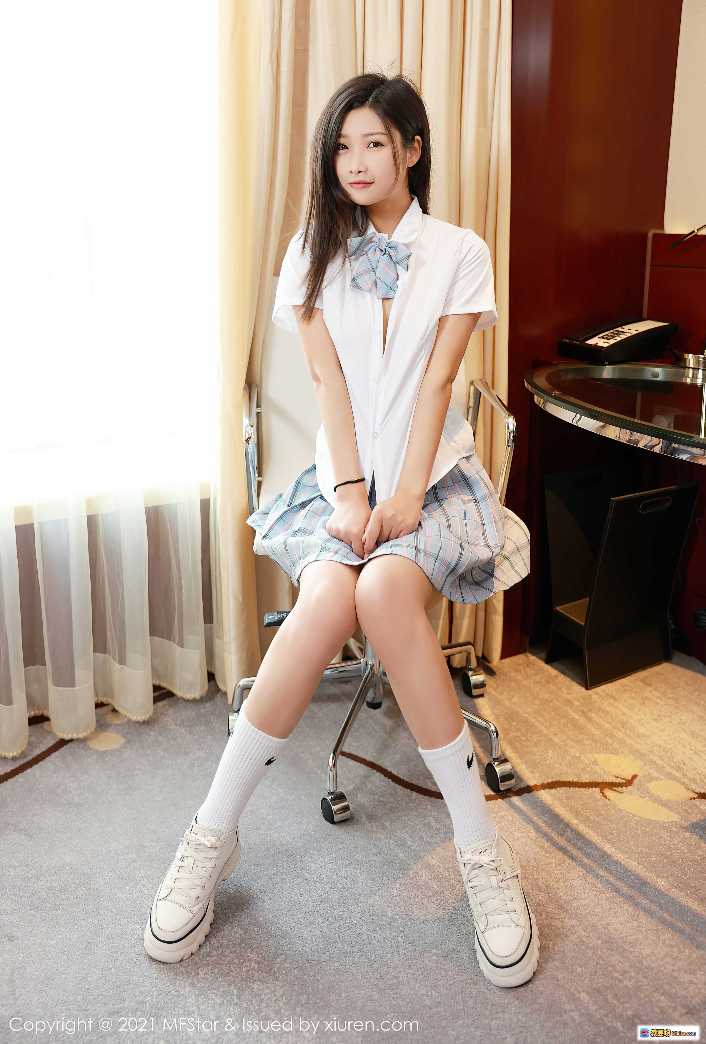 图片[6] - MFStar模范学院星萌2021.04.06 Vol.477 白衬衫格裙少女坐姿写真 长发美腿白靴室内光影私房照 - 就要吻