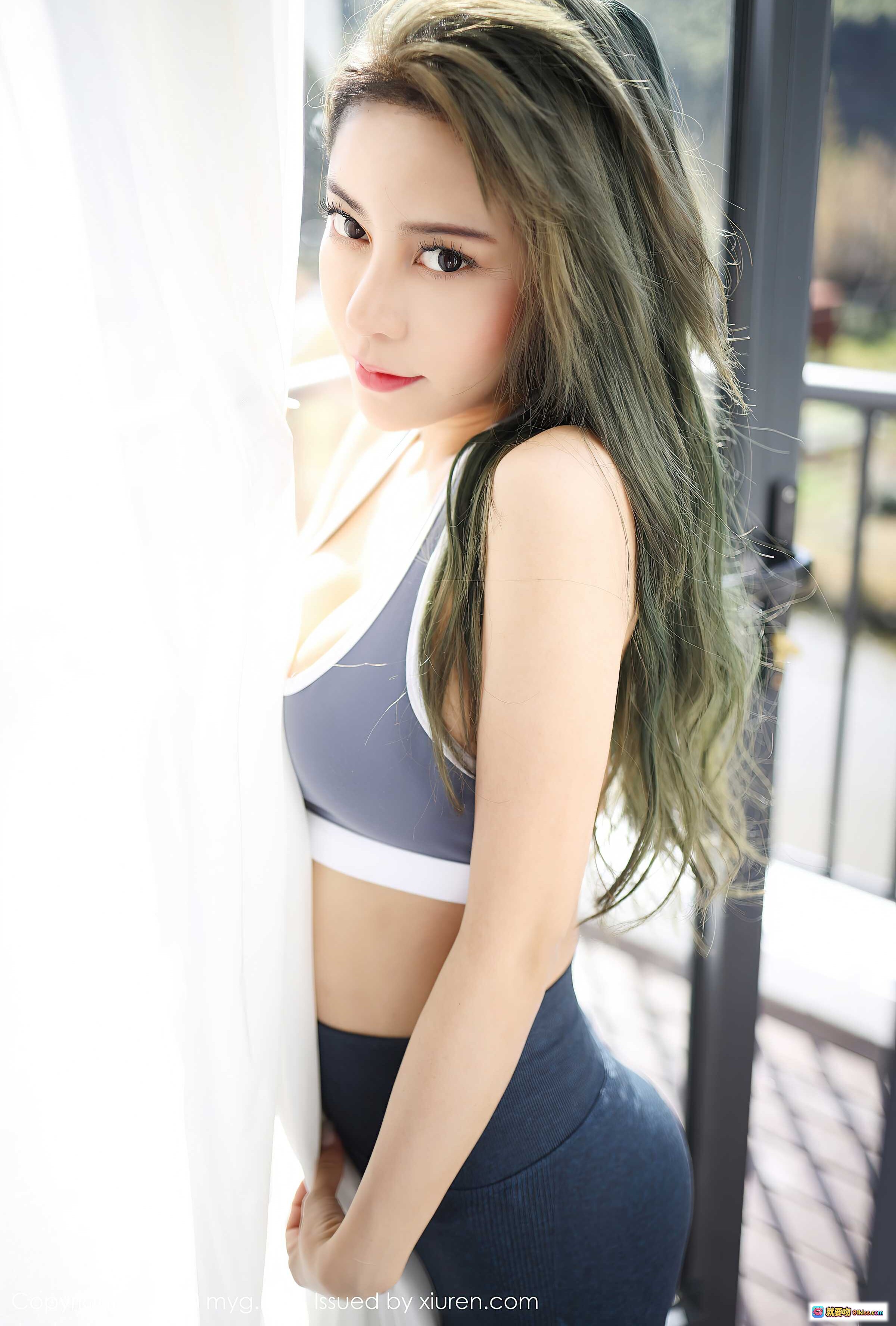 图片[1] - MyGirl美媛馆VOL.456 Monika九月写真｜灰白运动内衣+深蓝紧身裤｜长发绿染｜窗边柔光人像摄影 - 就要吻