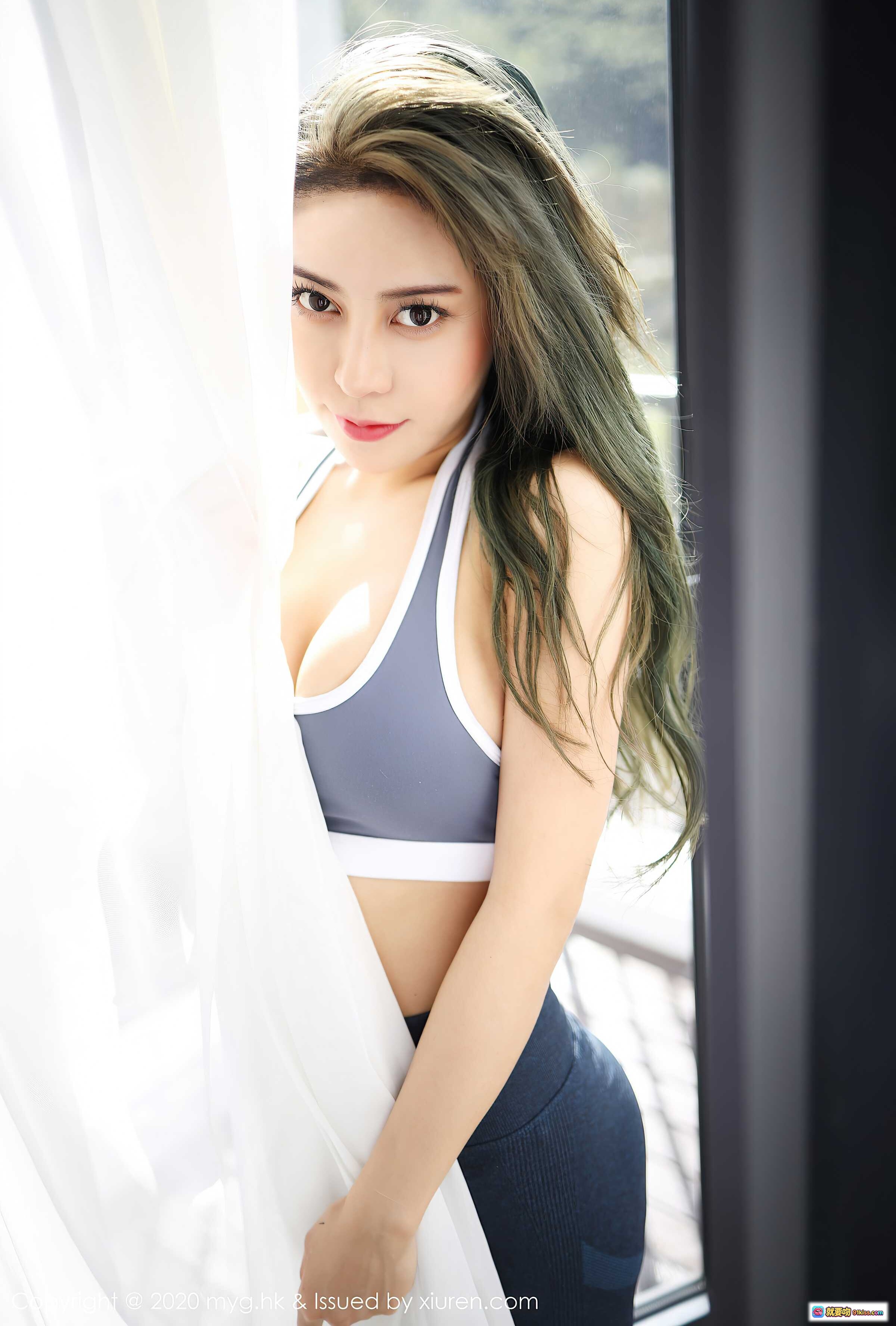 图片[6] - MyGirl美媛馆VOL.456 Monika九月写真｜灰白运动内衣+深蓝紧身裤｜长发绿染｜窗边柔光人像摄影 - 就要吻