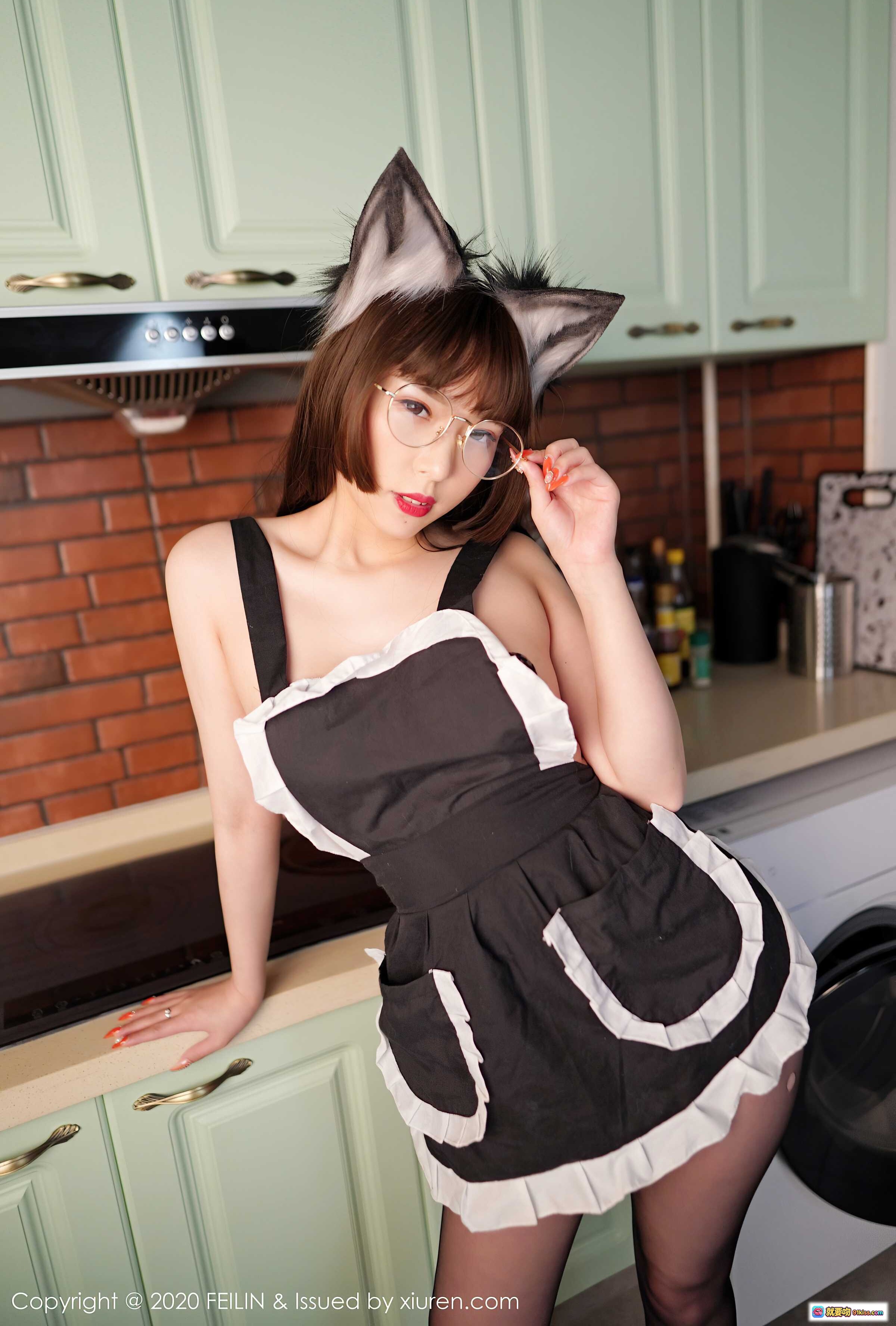 图片[2] - 小波多制服猫咪黑丝写真 | 厨房场景性感女仆装搭配黑丝美腿 | FEILIN 2020 Vol.334高清图集 - 就要吻