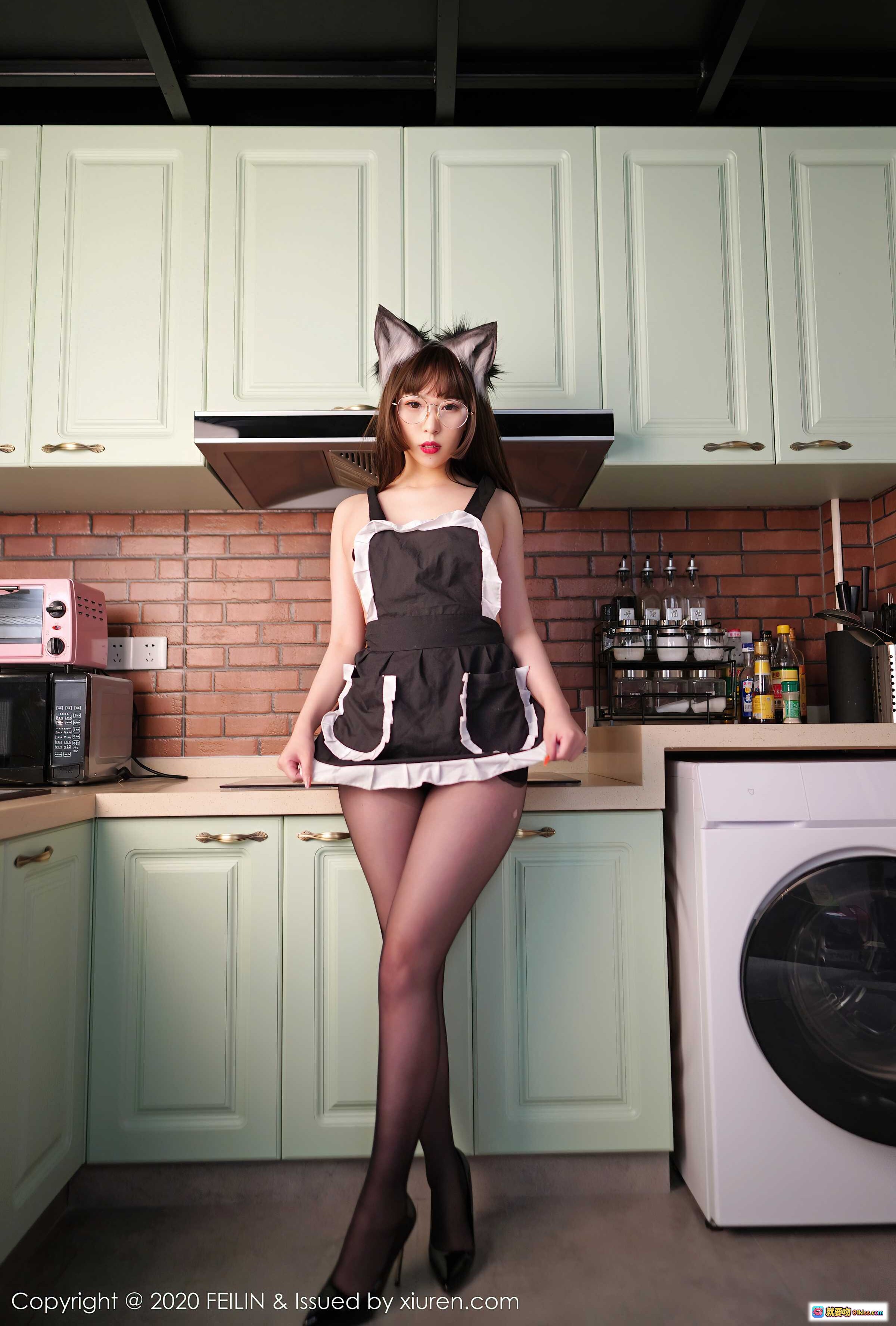 小波多制服猫咪黑丝写真 | 厨房场景性感女仆装搭配黑丝美腿 | FEILIN 2020 Vol.334高清图集 - 就要吻