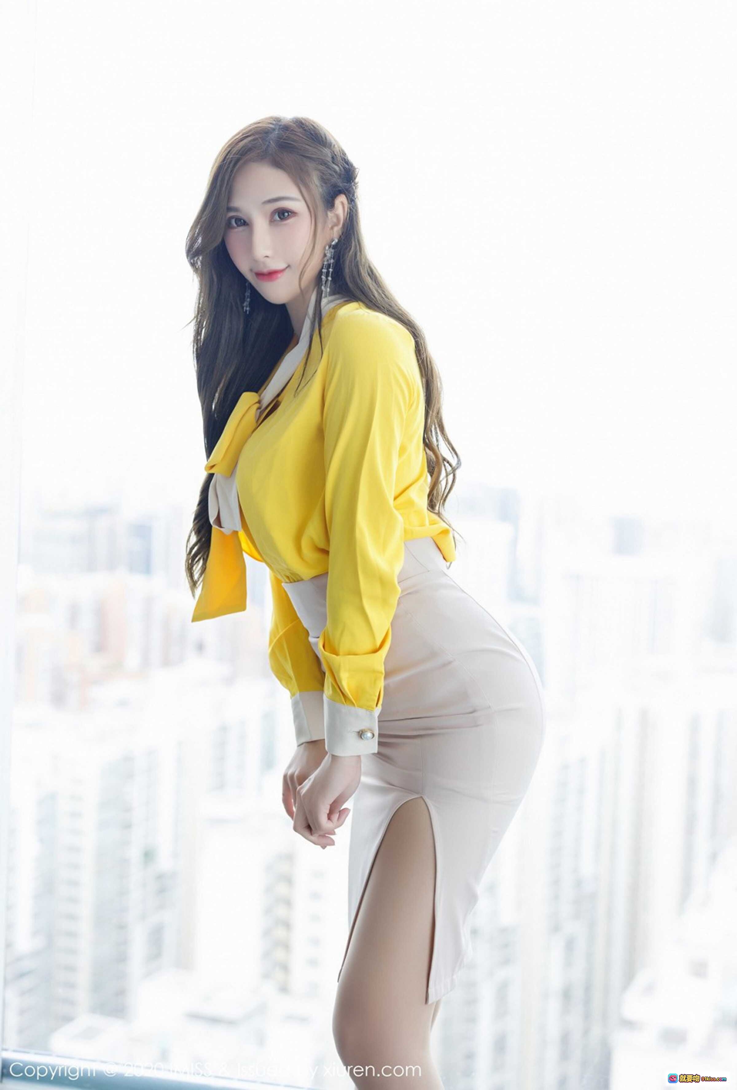 图片[1] - Lavinia肉肉黄色衬衫米色开衩裙高楼窗边写真性感优雅气质美女高清图集 - 就要吻