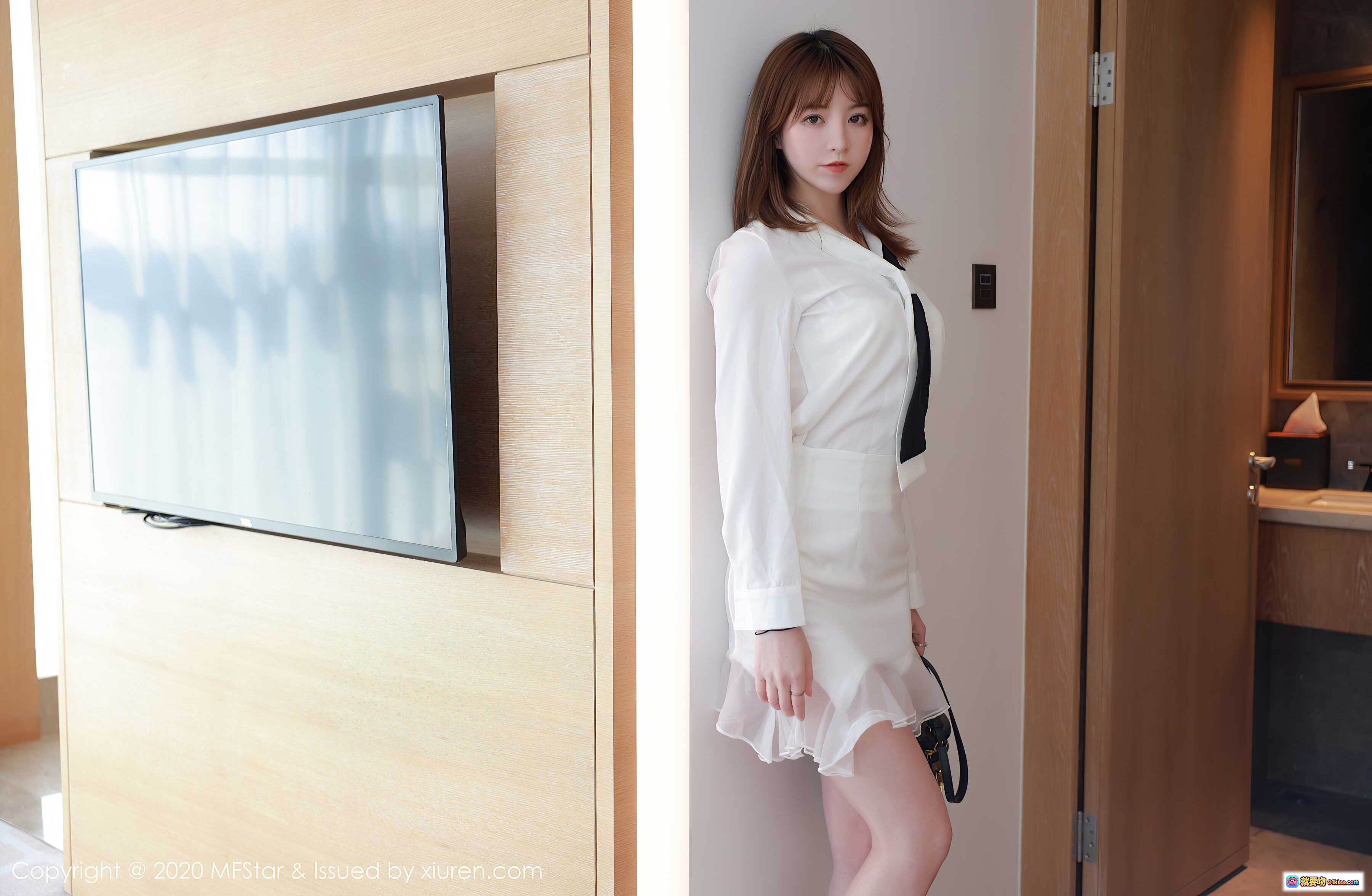 图片[6] - MFStar模范学院yoo优优白色连衣裙黑领结高跟凉鞋手提包室内写真64P - 就要吻